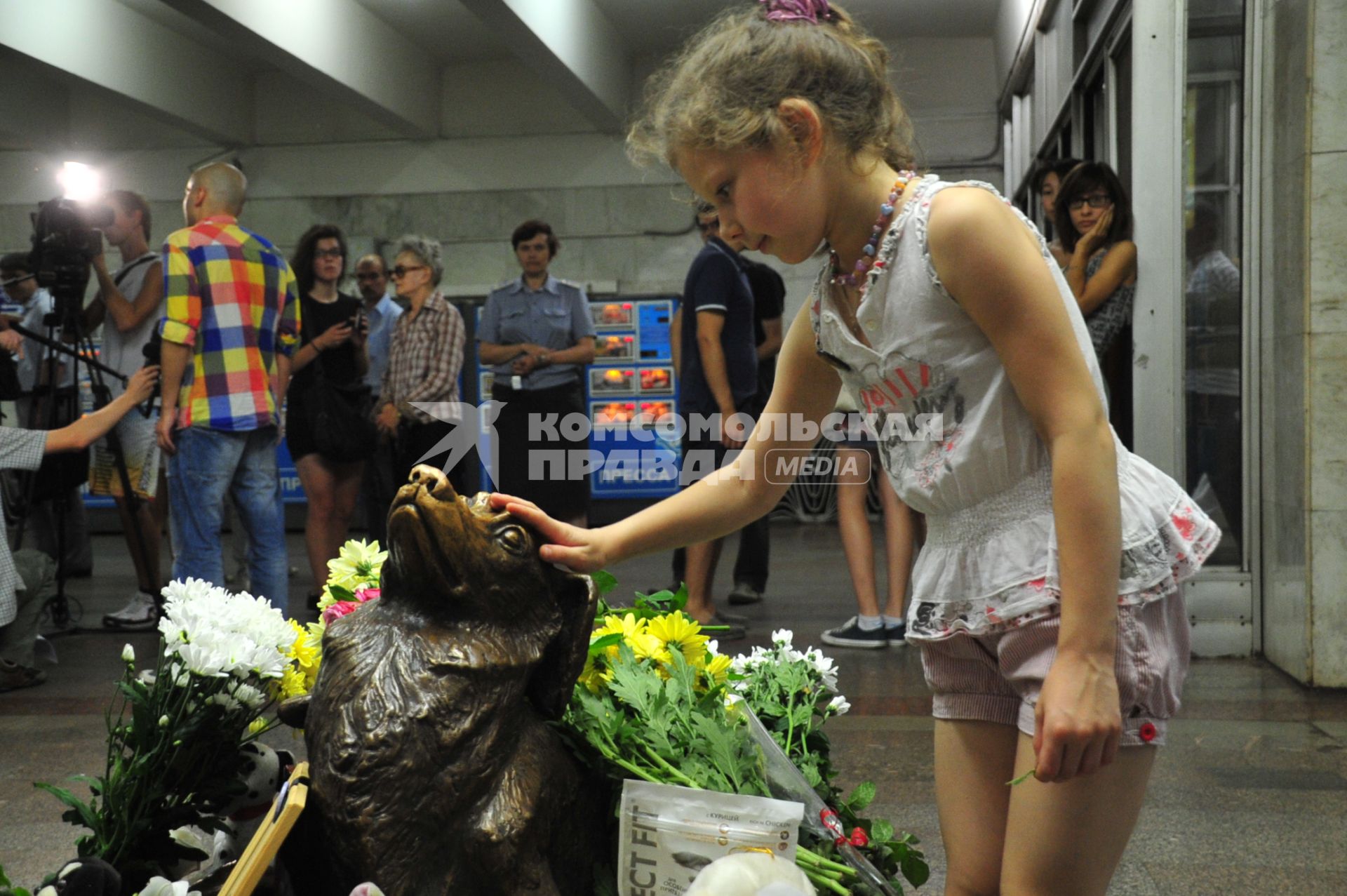 Акция памяти бездомных животных в фое ст. метро Менделеевская у паятника собаке погибшей в метро. Девочка принесла букет цветов. 16 августа 2011 года.