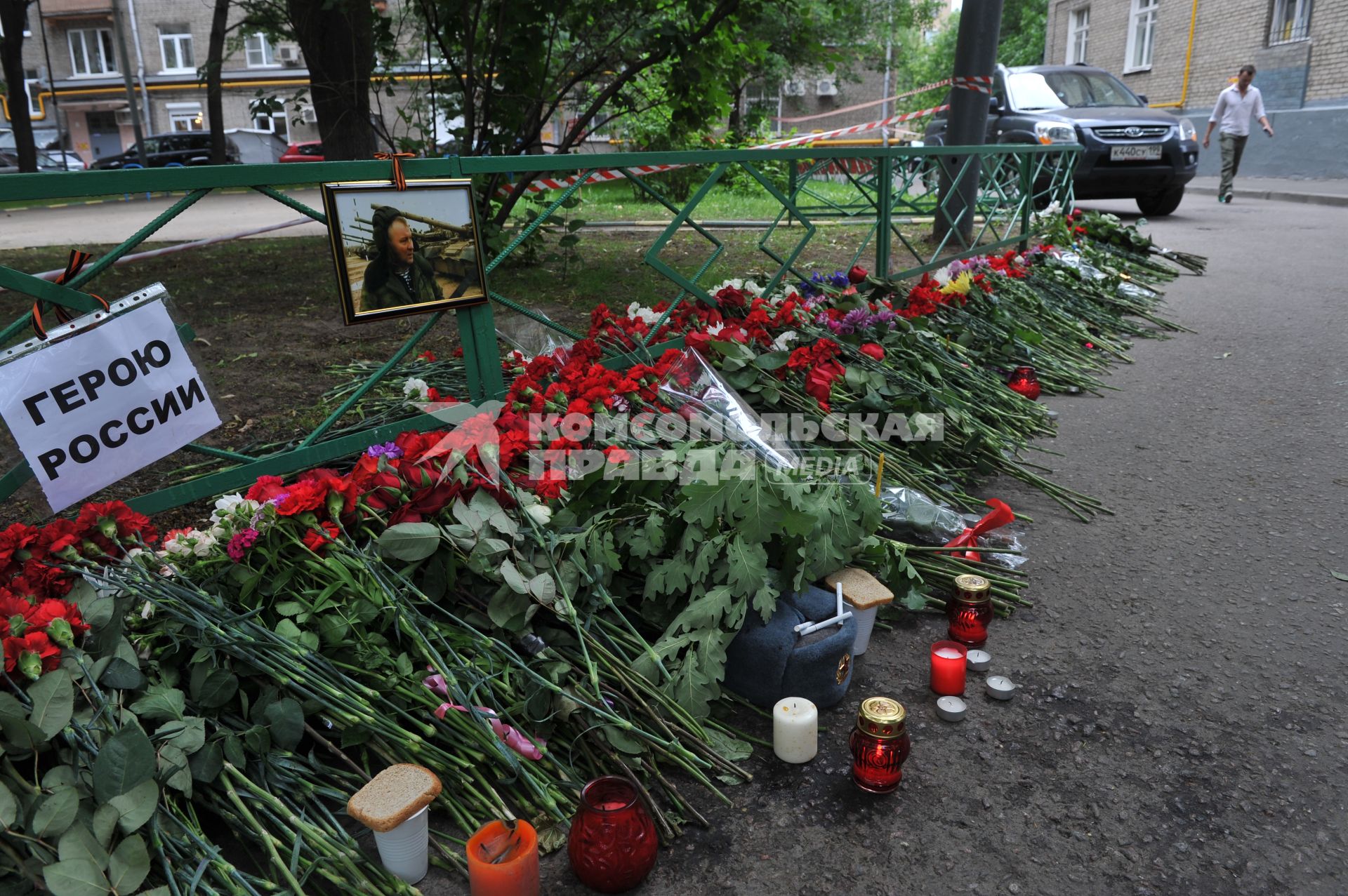 Место убийства Буданова Юрия - бывшего полковника. Памятные цветы Герою России. 10 июня 2011.11 июня 2011.