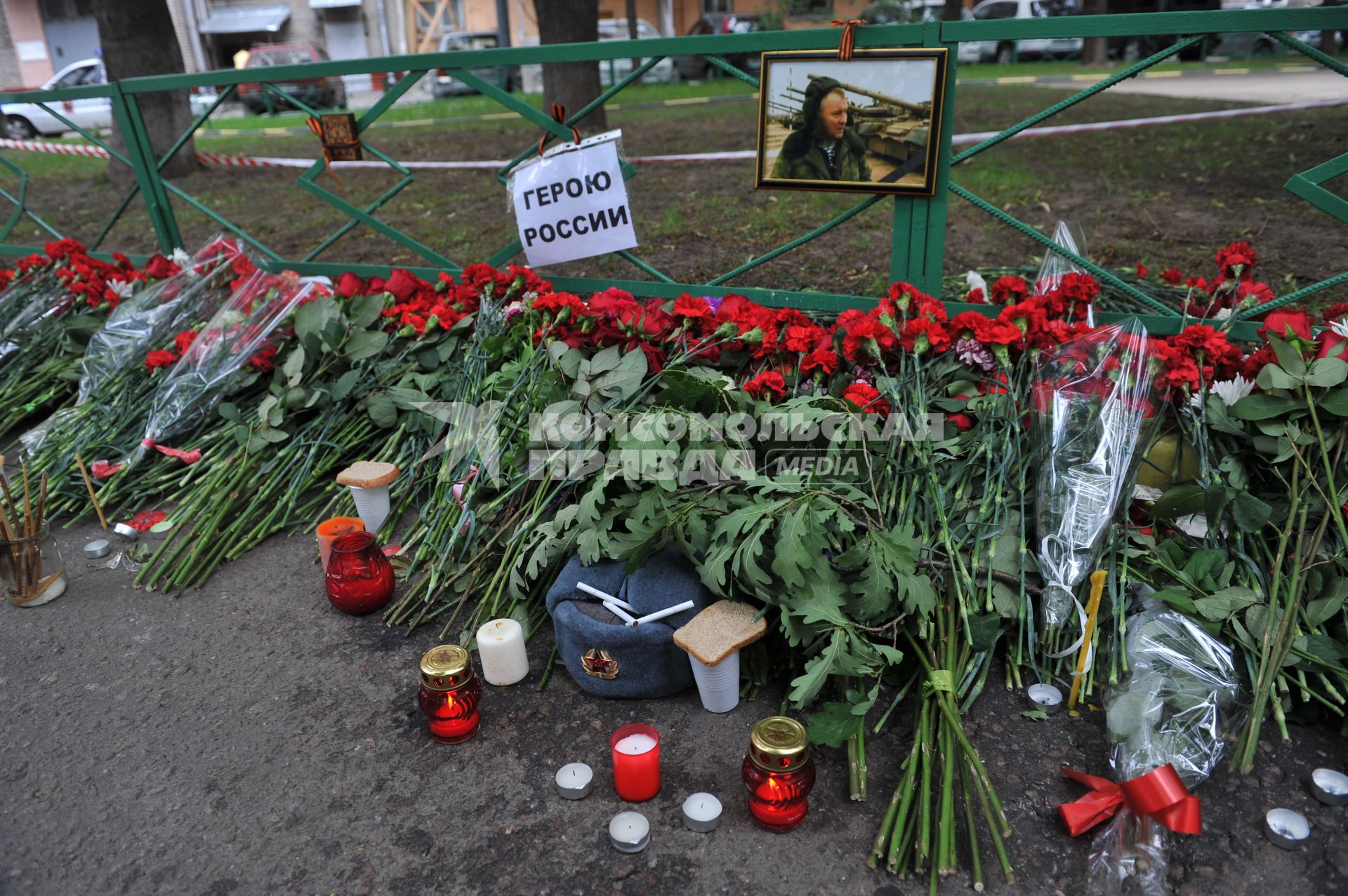 Место убийства Буданова Юрия - бывшего полковника. Памятные цветы Герою России. 10 июня 2011.11 июня 2011.