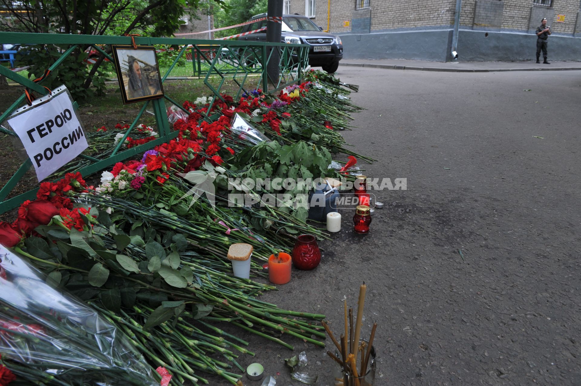 Место убийства Буданова Юрия - бывшего полковника. Памятные цветы Герою России. 10 июня 2011.11 июня 2011.