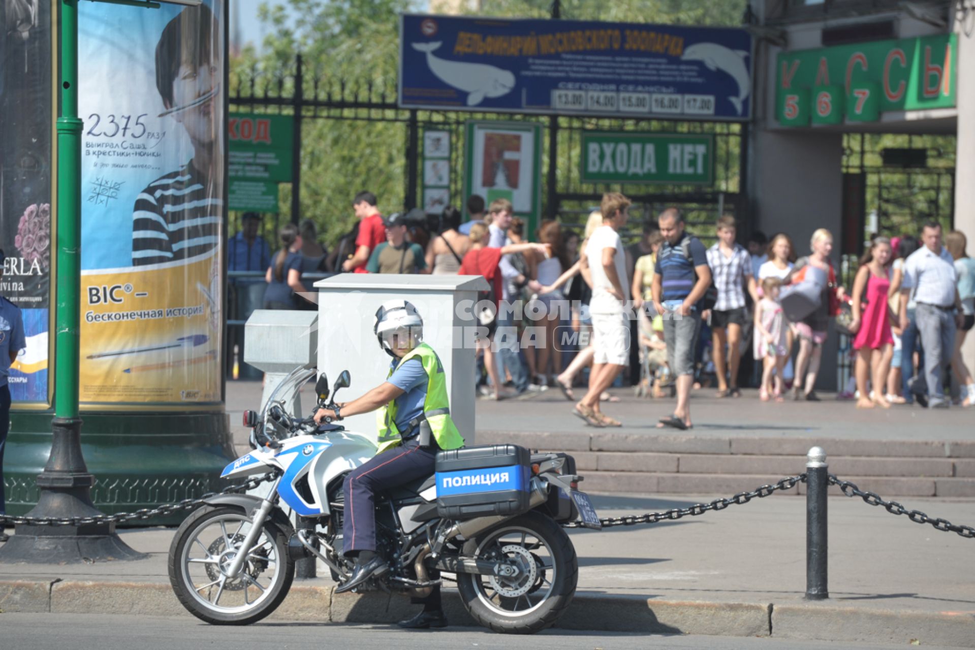 Полицеский на мотоцикле в центре города, Москва, 16  августа 2011 года.