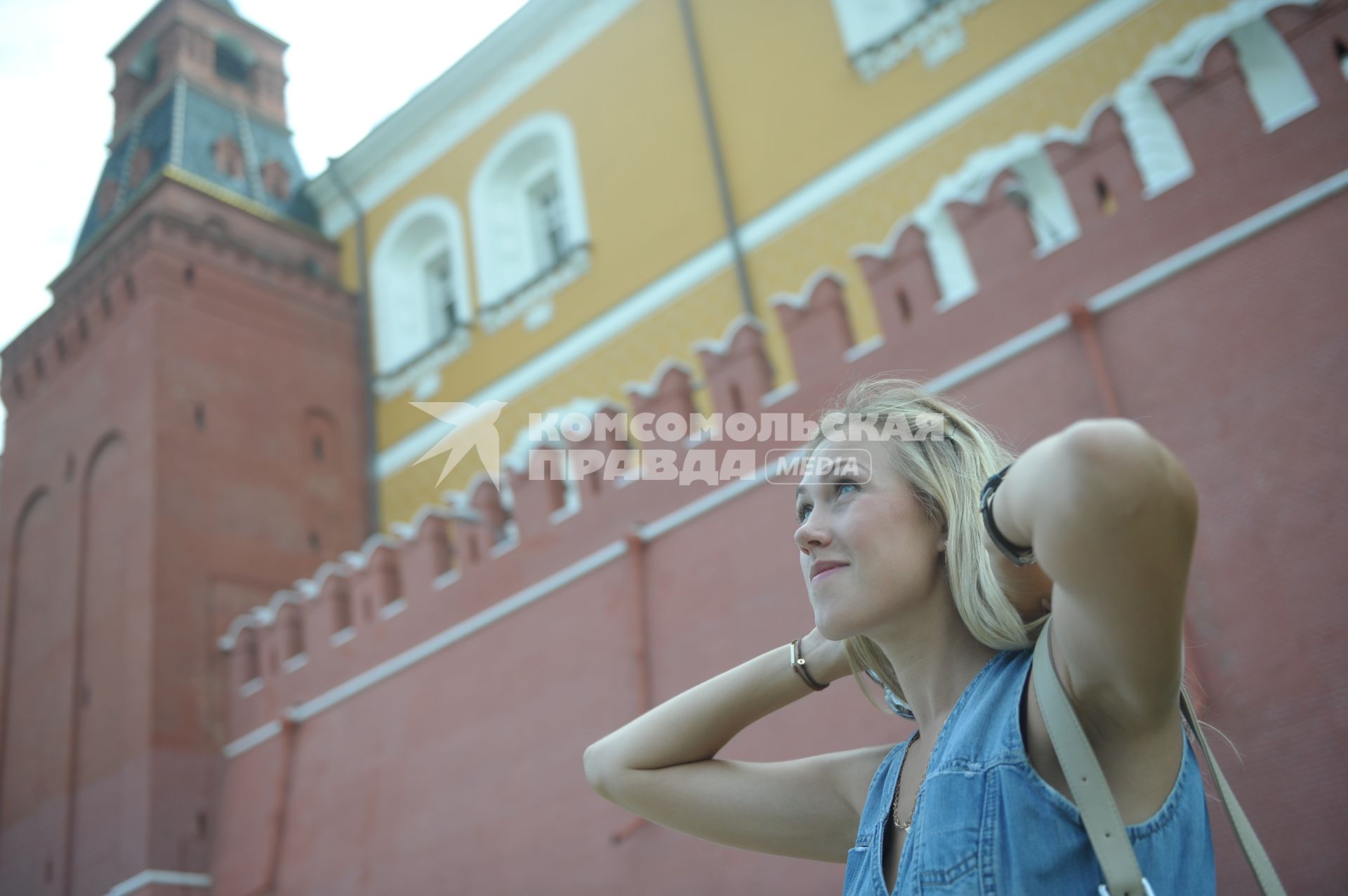 Девушка стоит у кремлевской стены, любуется на Москву, Москва, 16  августа 2011 года.