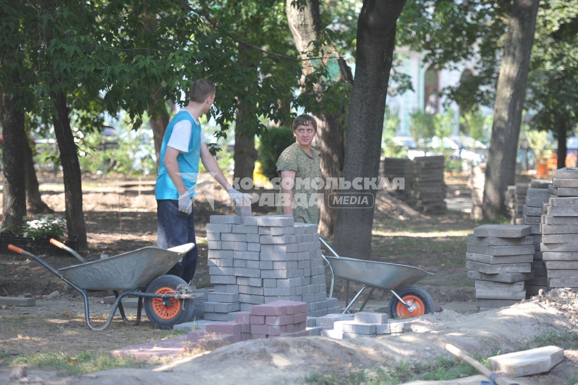 Благоустройство парка на улице Большая Грузинская, Москва, 16  августа 2011 года.