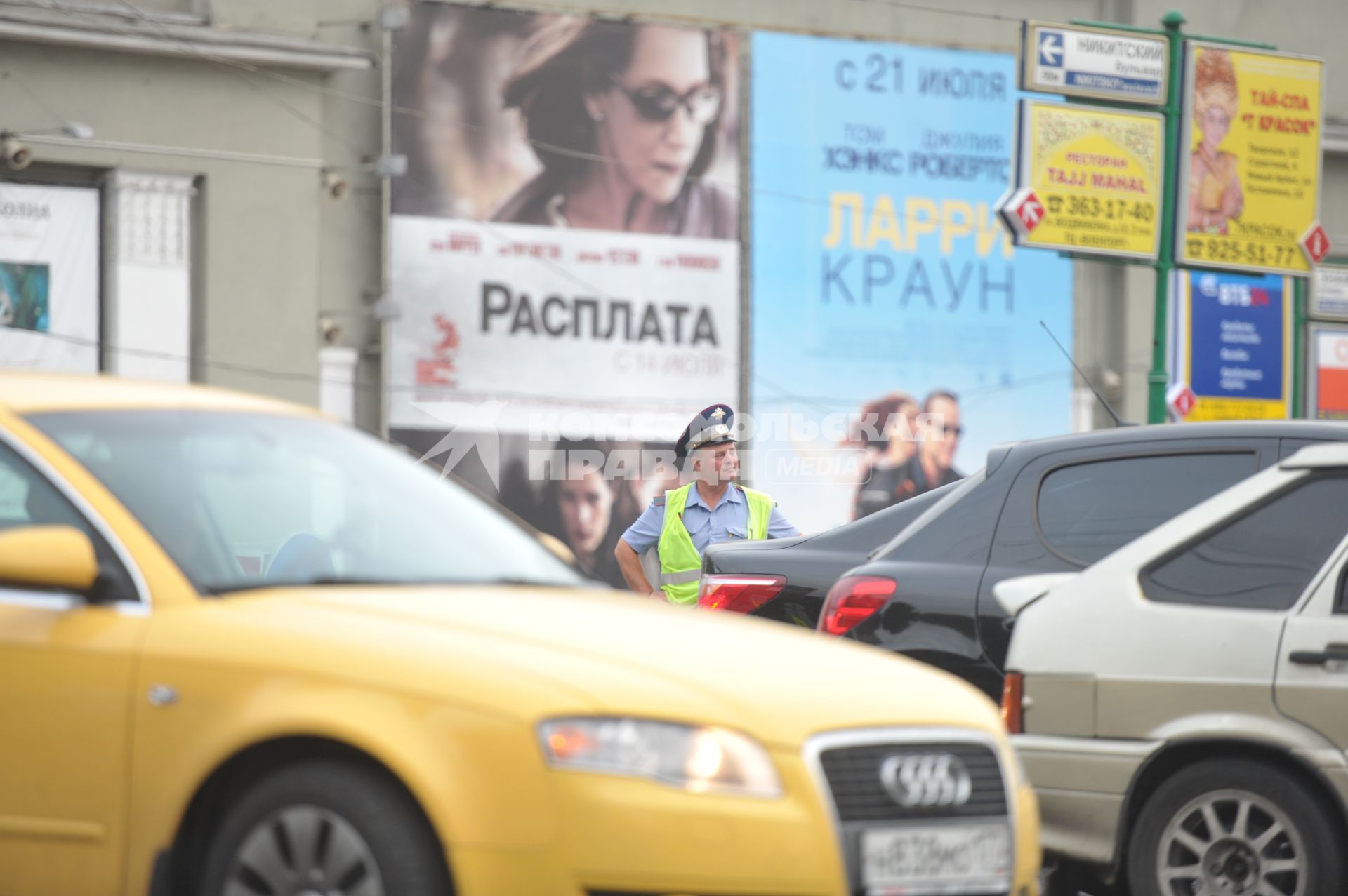 Полицеский на дороге города, Москва, 26 июля 2011 года.