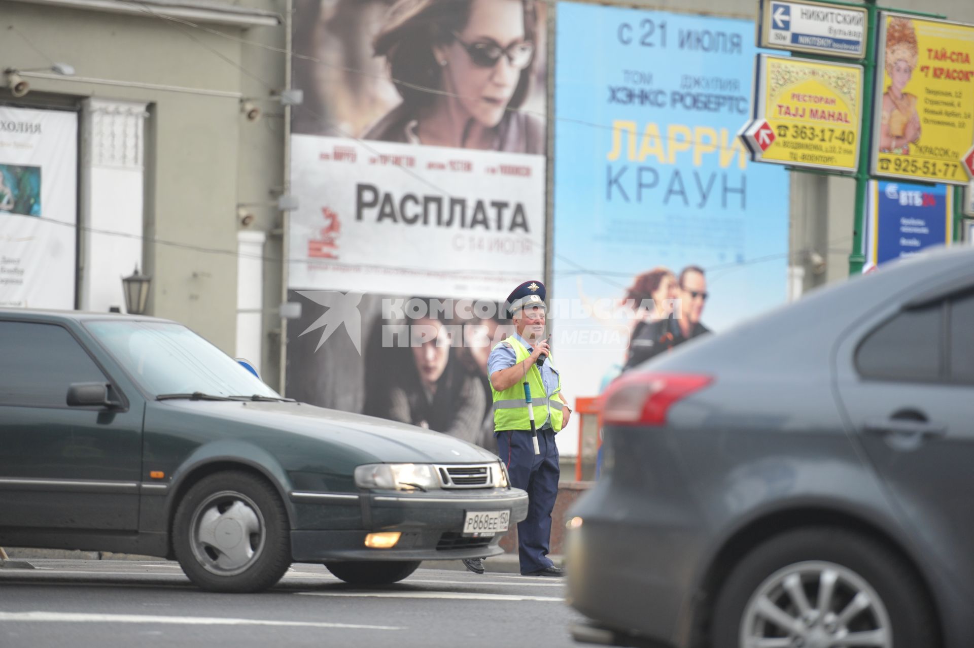 Полицеский на дороге города, Москва, 26 июля 2011 года.