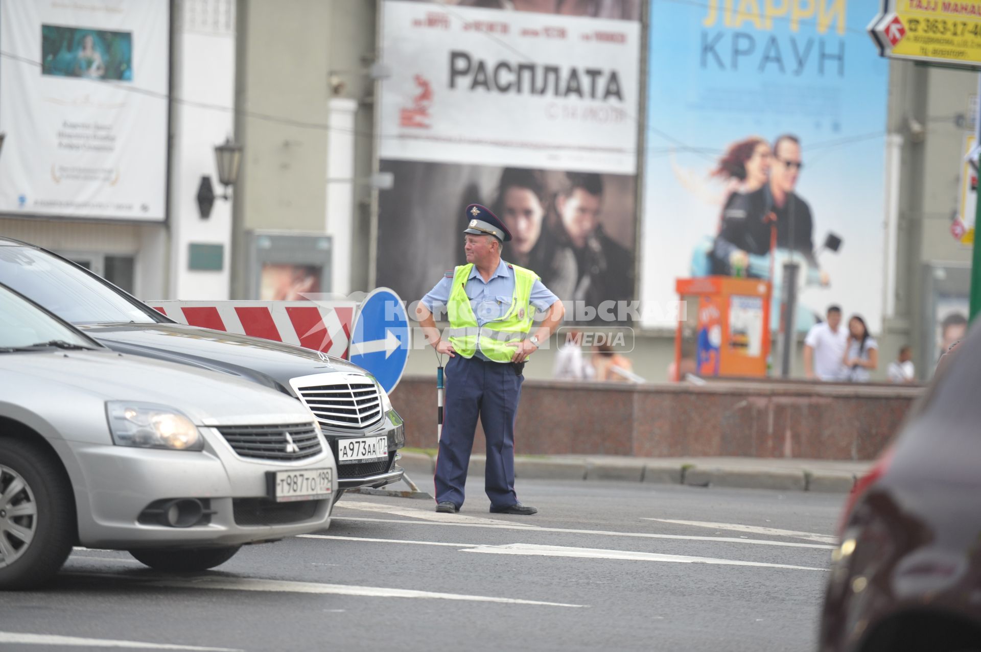 Полицеский на дороге города, Москва, 26 июля 2011 года.