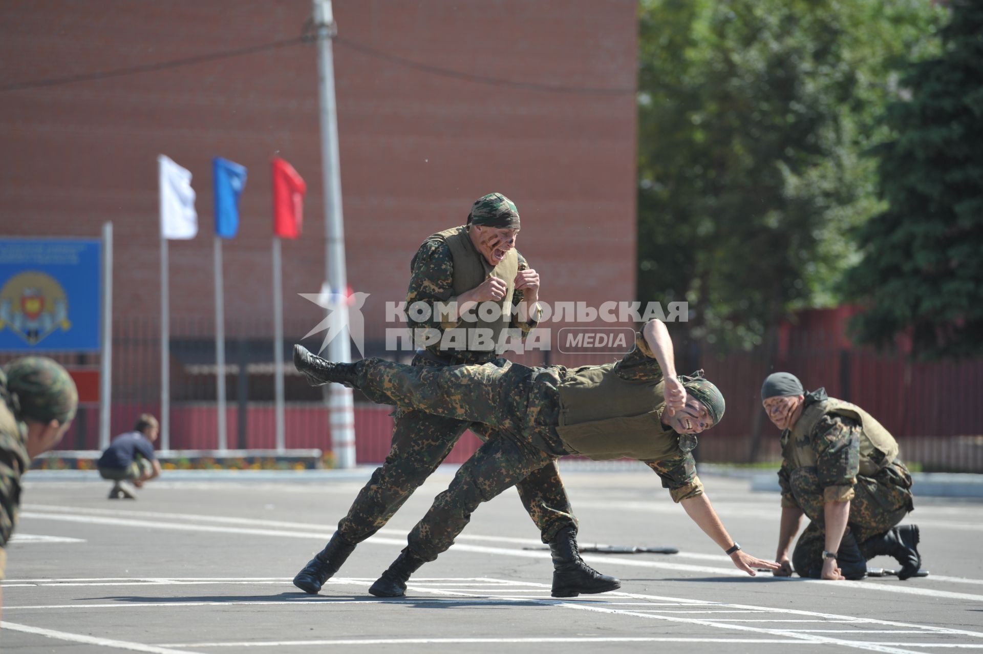 Показательные выступления. Боевые приемы, падение, захват, бросок. 
11 июня 2011.