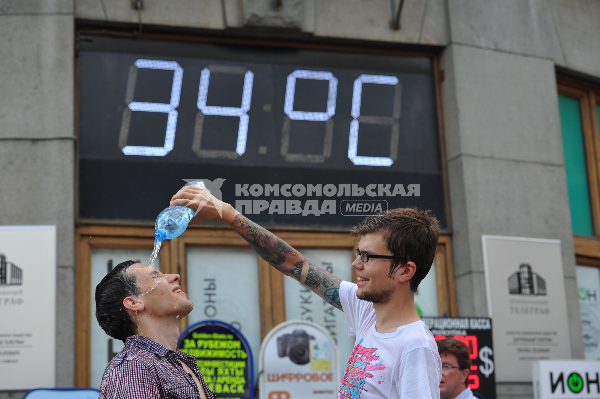 Жара в Москве. Обливание водой из бутылки.