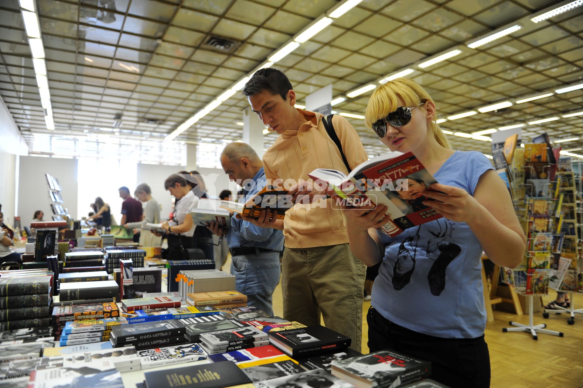 Книжная ярмарка. Читатели. Покупатели книг.  12 июня 2011