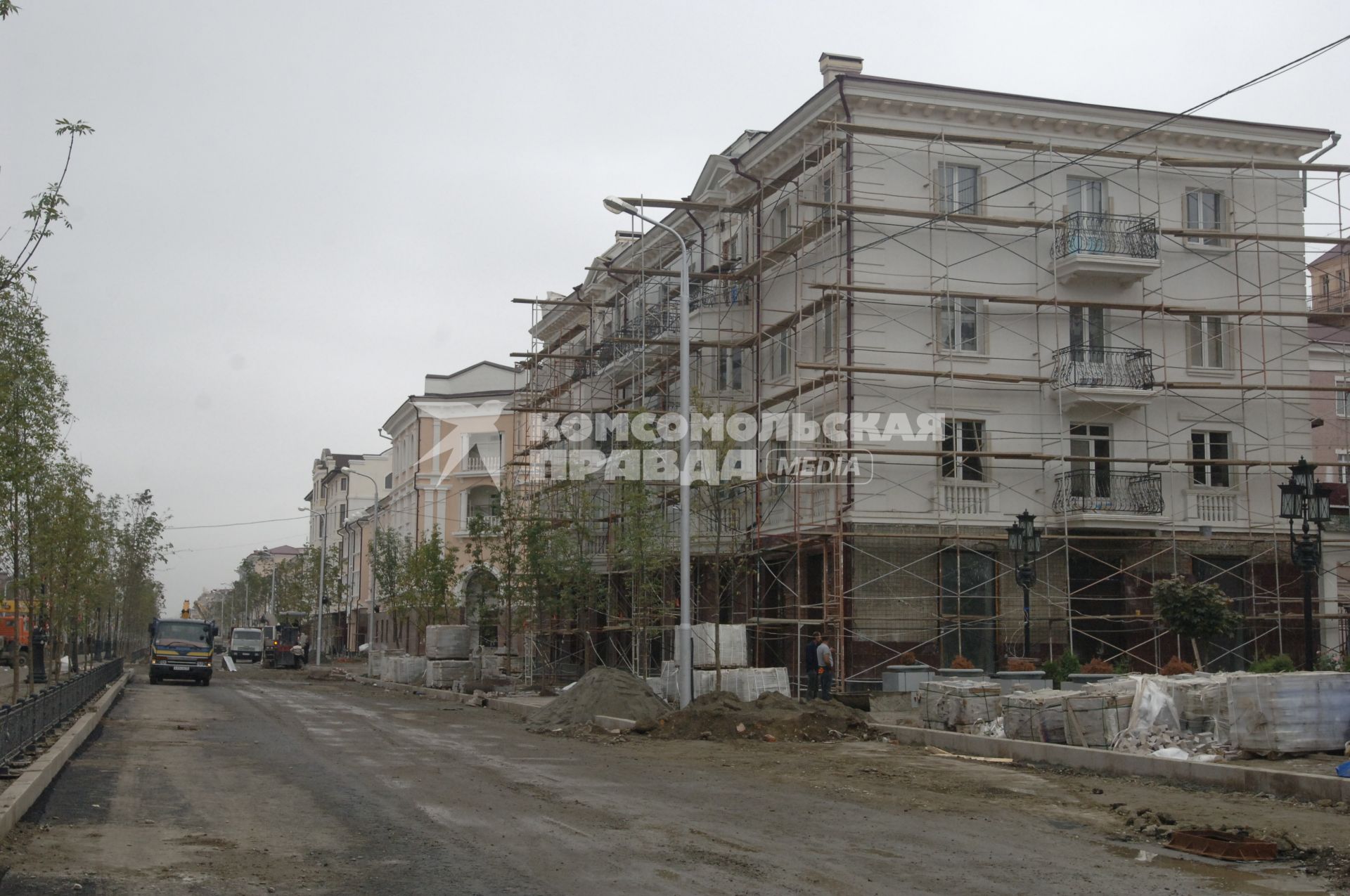 Чечня. Грозный. Виды города. На снимке: реставрация дома. Дом в лесах. Ремонт. 20 сентября 2008 года.