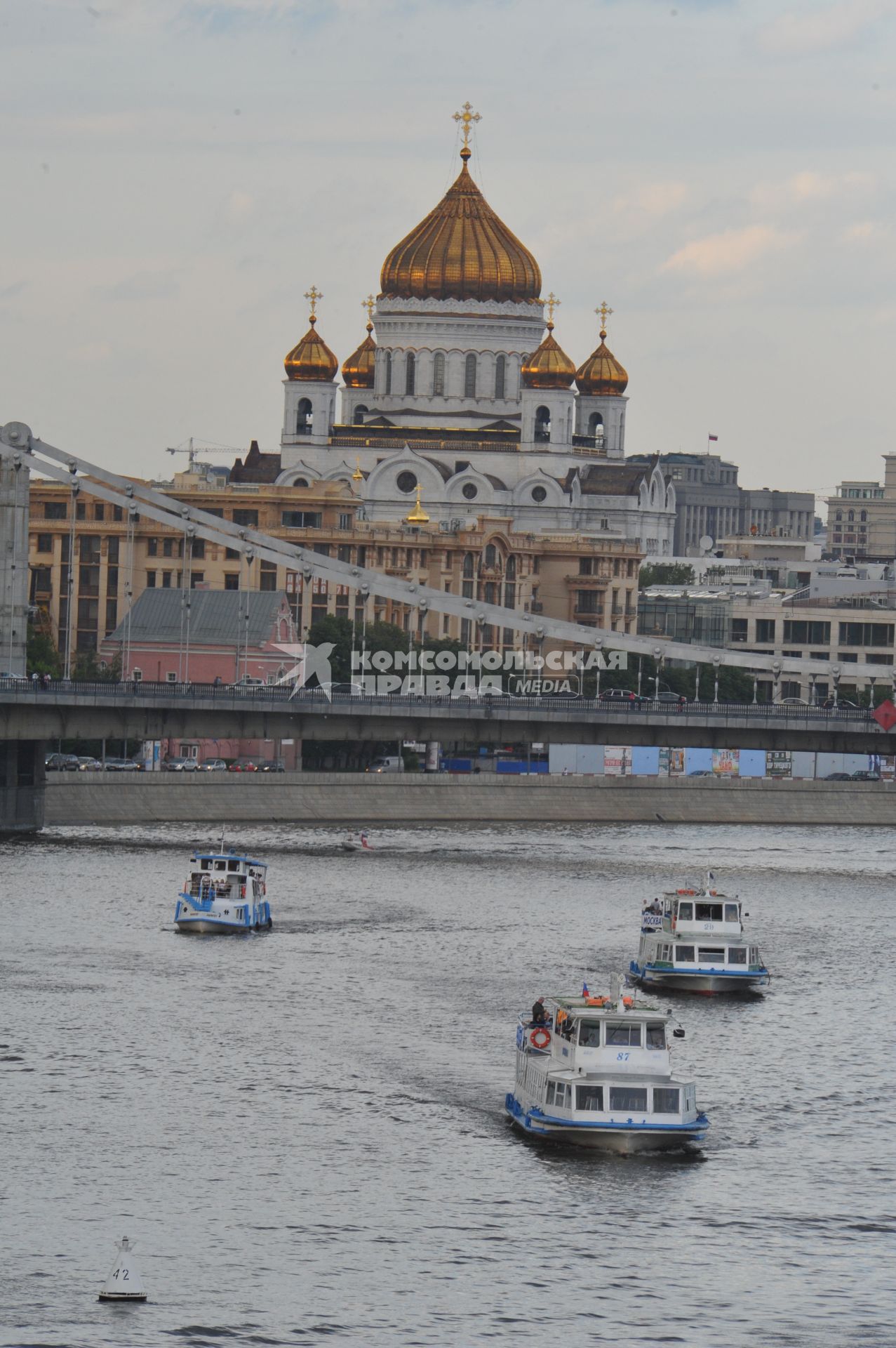 Храм Христа Спасителя. Москва-река. Речной трамвайчик. Речная навигация. Прогулка на теплоходе по Москве реке.  Экскурсия. Москва. 16 июня 2011г.