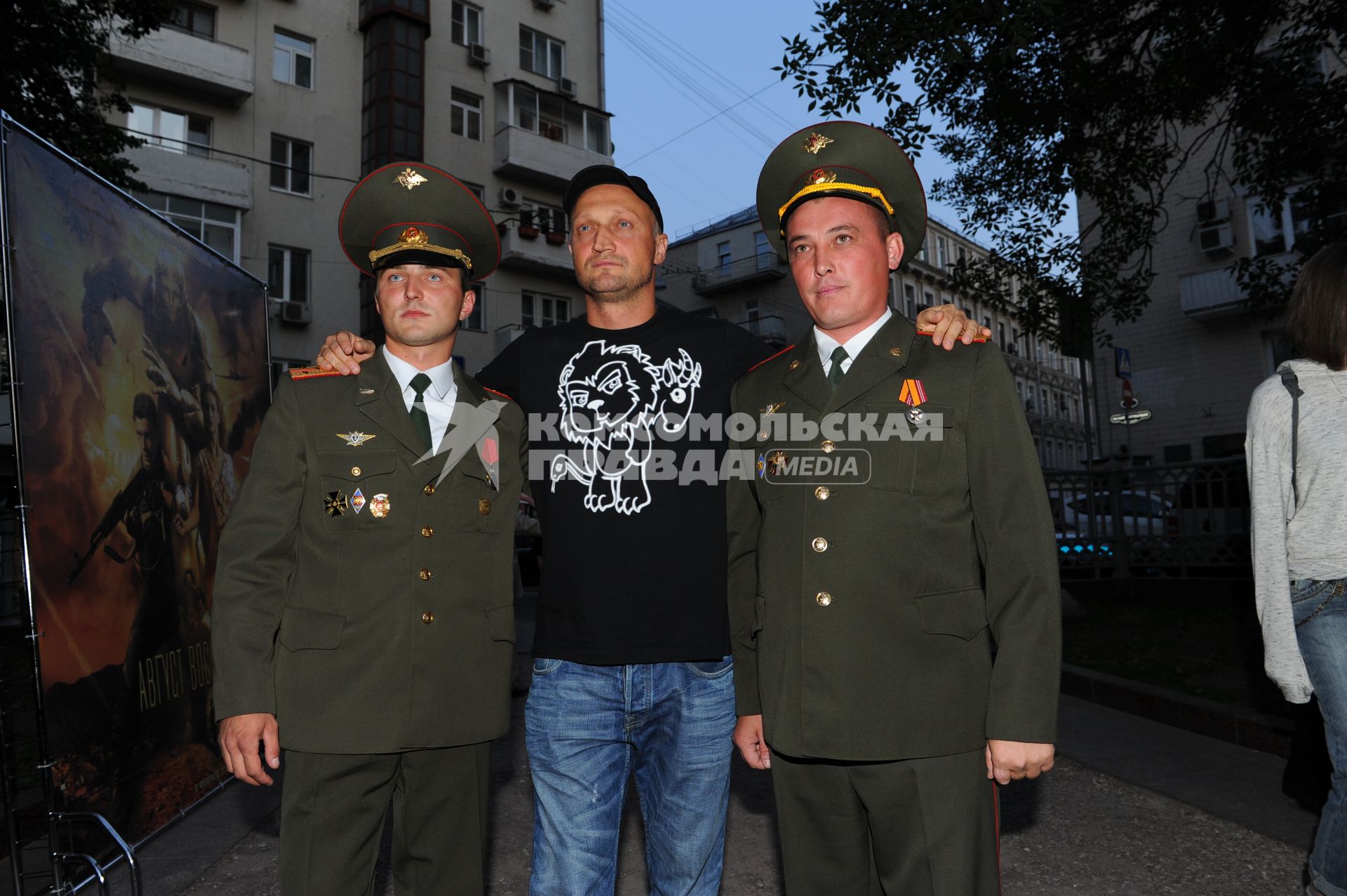 В Москве состоялась акция памяти, посвященная трагическим событиям в Южной Осетии. Звезды зажгли сотни свечей на Патриарших прудах. На фото: Гоша Куценко с героями.