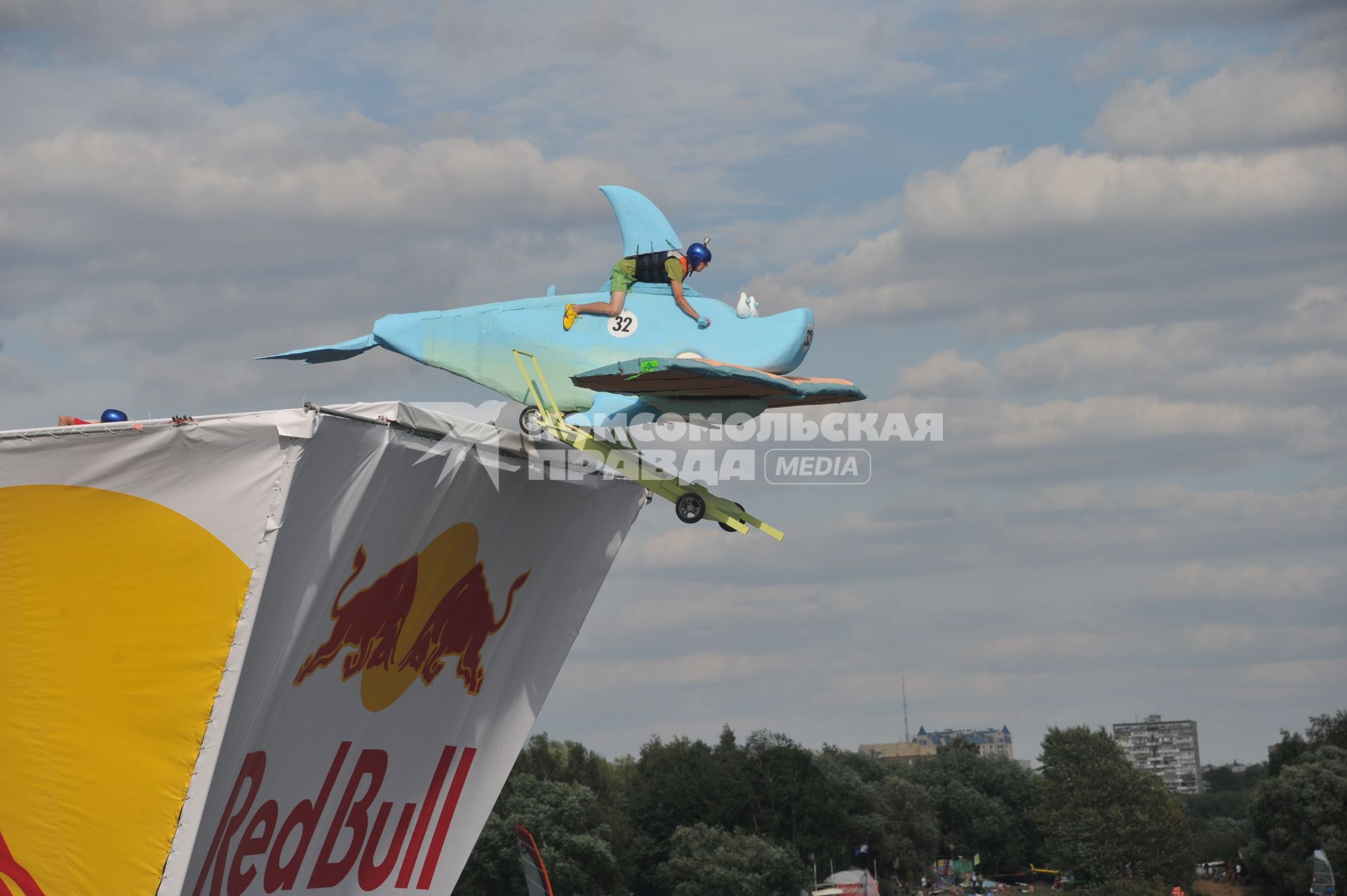 7 августа 2011 в Строгинской пойме Москвы-реки, состоялся Red Bull Flugtag, Парад самых разнообразных самодельных летательных аппаратов.