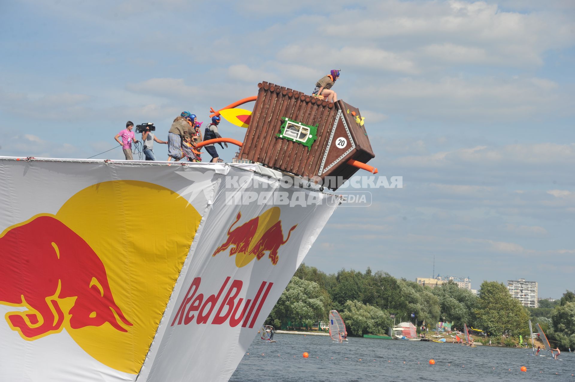 7 августа 2011 в Строгинской пойме Москвы-реки, состоялся Red Bull Flugtag, Парад самых разнообразных самодельных летательных аппаратов.