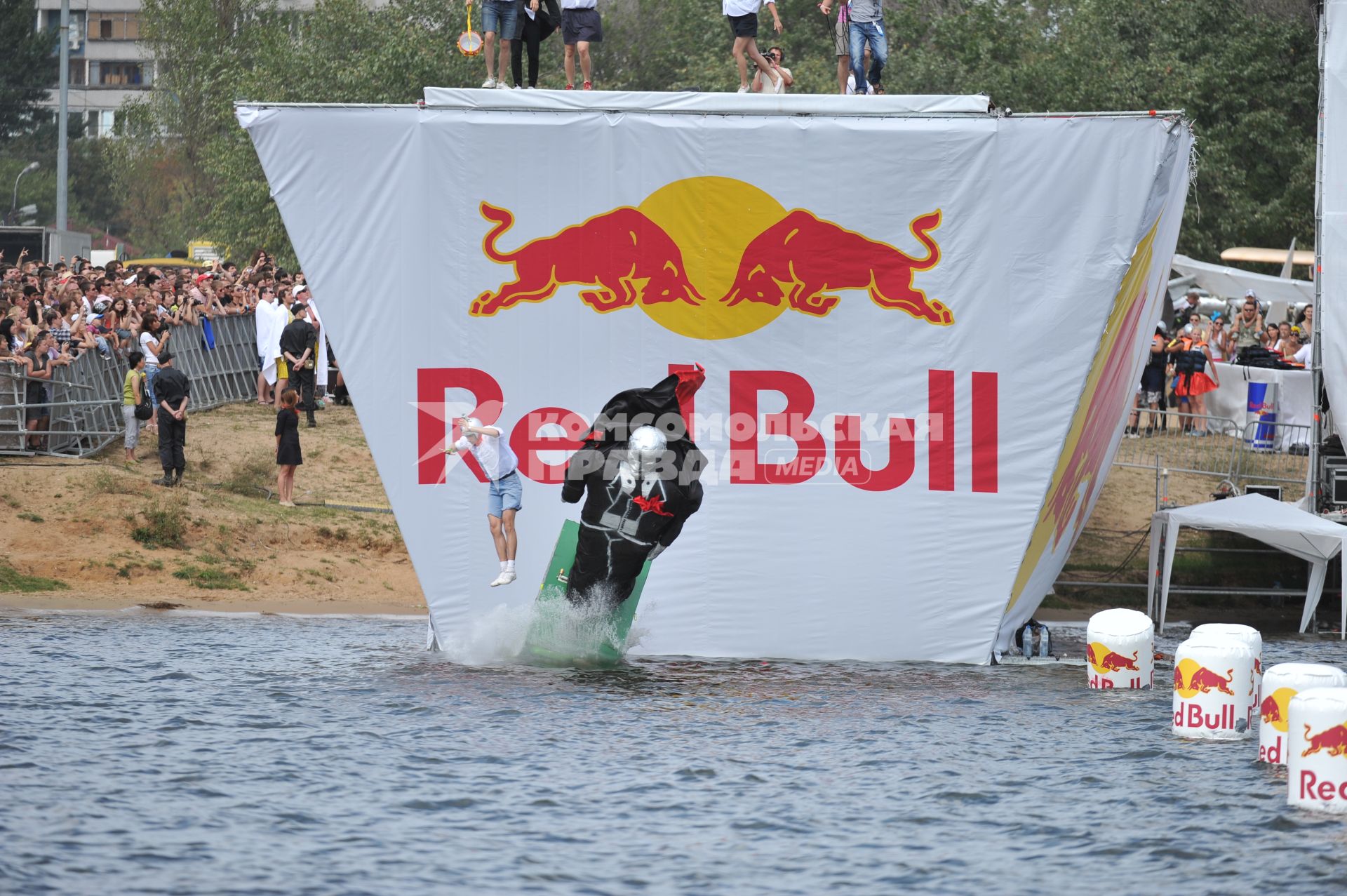 7 августа 2011 в Строгинской пойме Москвы-реки, состоялся Red Bull Flugtag, Парад самых разнообразных самодельных летательных аппаратов.