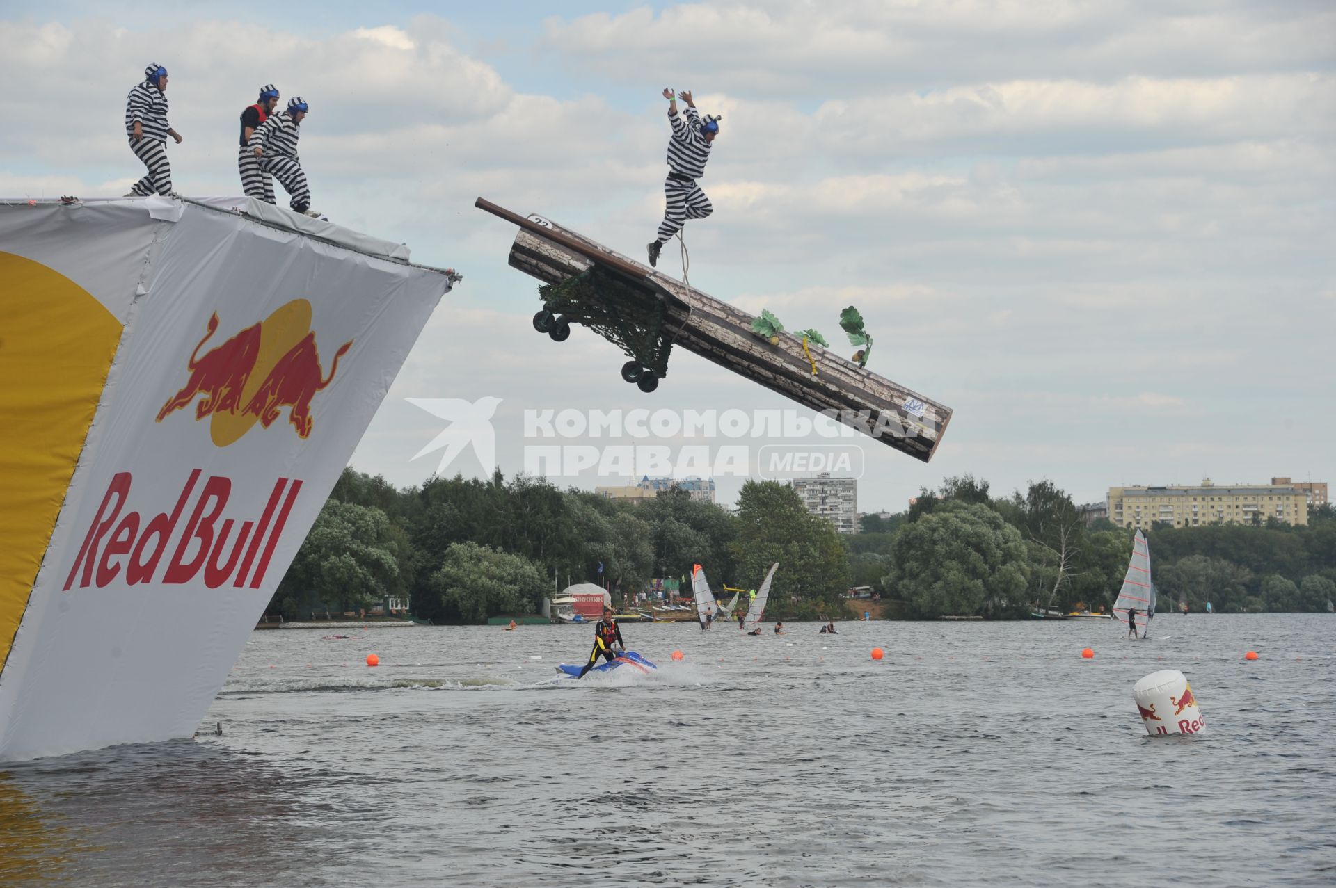 7 августа 2011 в Строгинской пойме Москвы-реки, состоялся Red Bull Flugtag, Парад самых разнообразных самодельных летательных аппаратов.