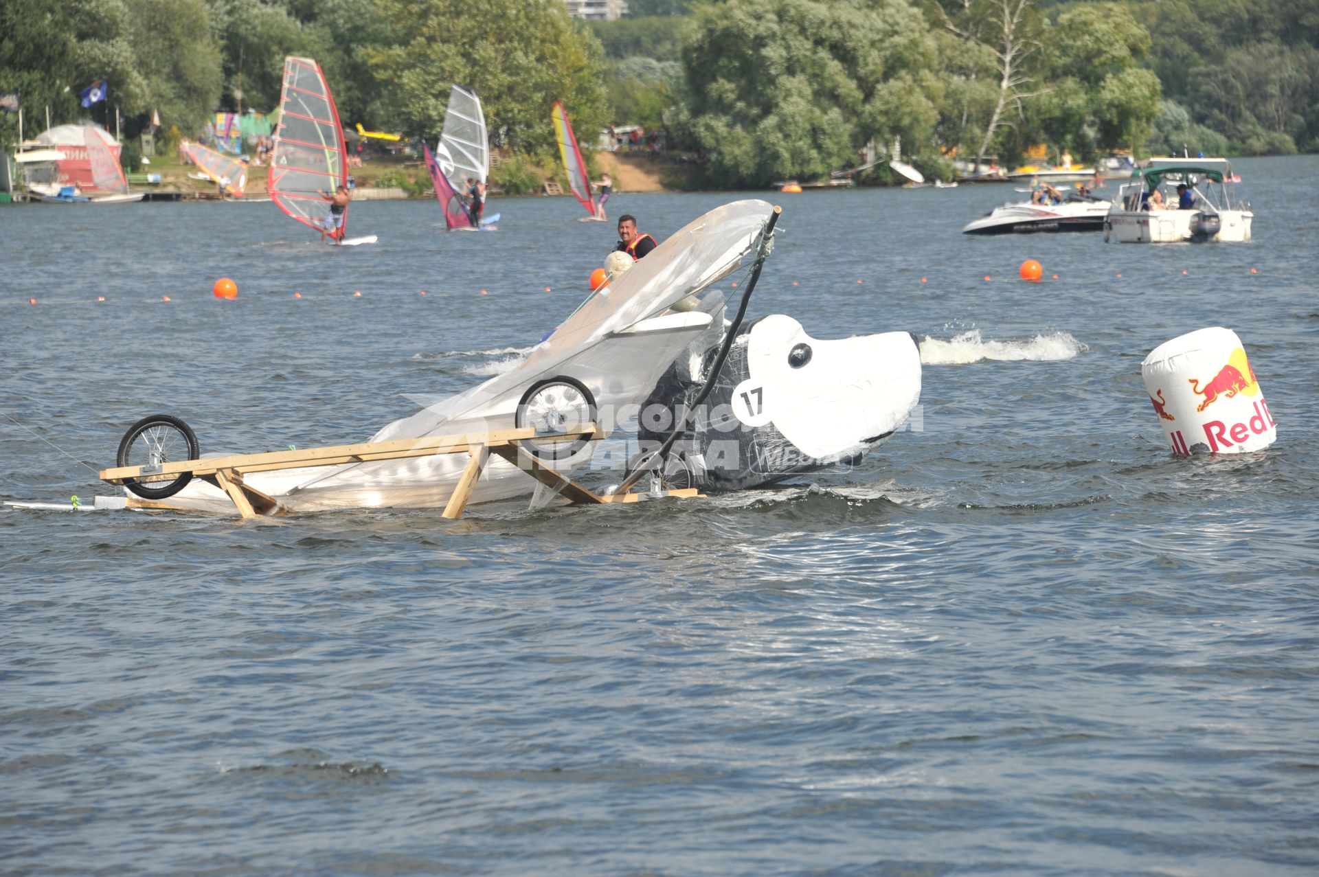 7 августа 2011 в Строгинской пойме Москвы-реки, состоялся Red Bull Flugtag, Парад самых разнообразных самодельных летательных аппаратов.