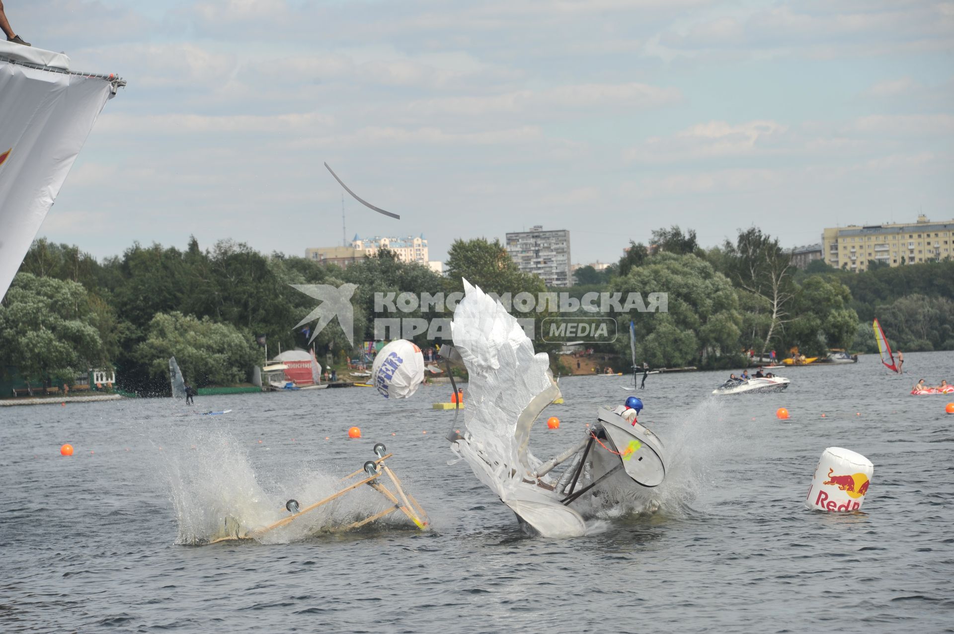 7 августа 2011 в Строгинской пойме Москвы-реки, состоялся Red Bull Flugtag, Парад самых разнообразных самодельных летательных аппаратов.