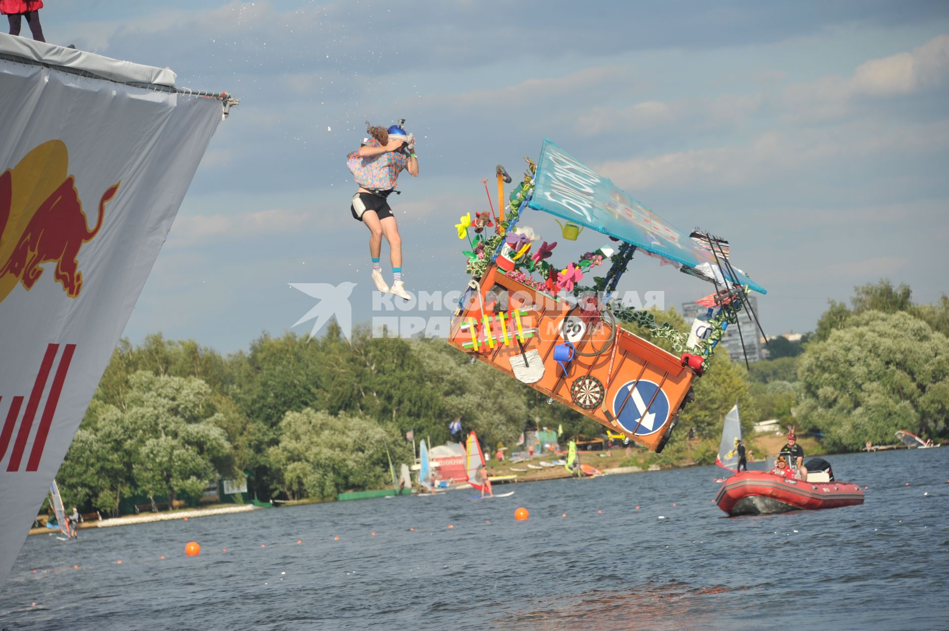 7 августа 2011 в Строгинской пойме Москвы-реки, состоялся Red Bull Flugtag, Парад самых разнообразных самодельных летательных аппаратов.