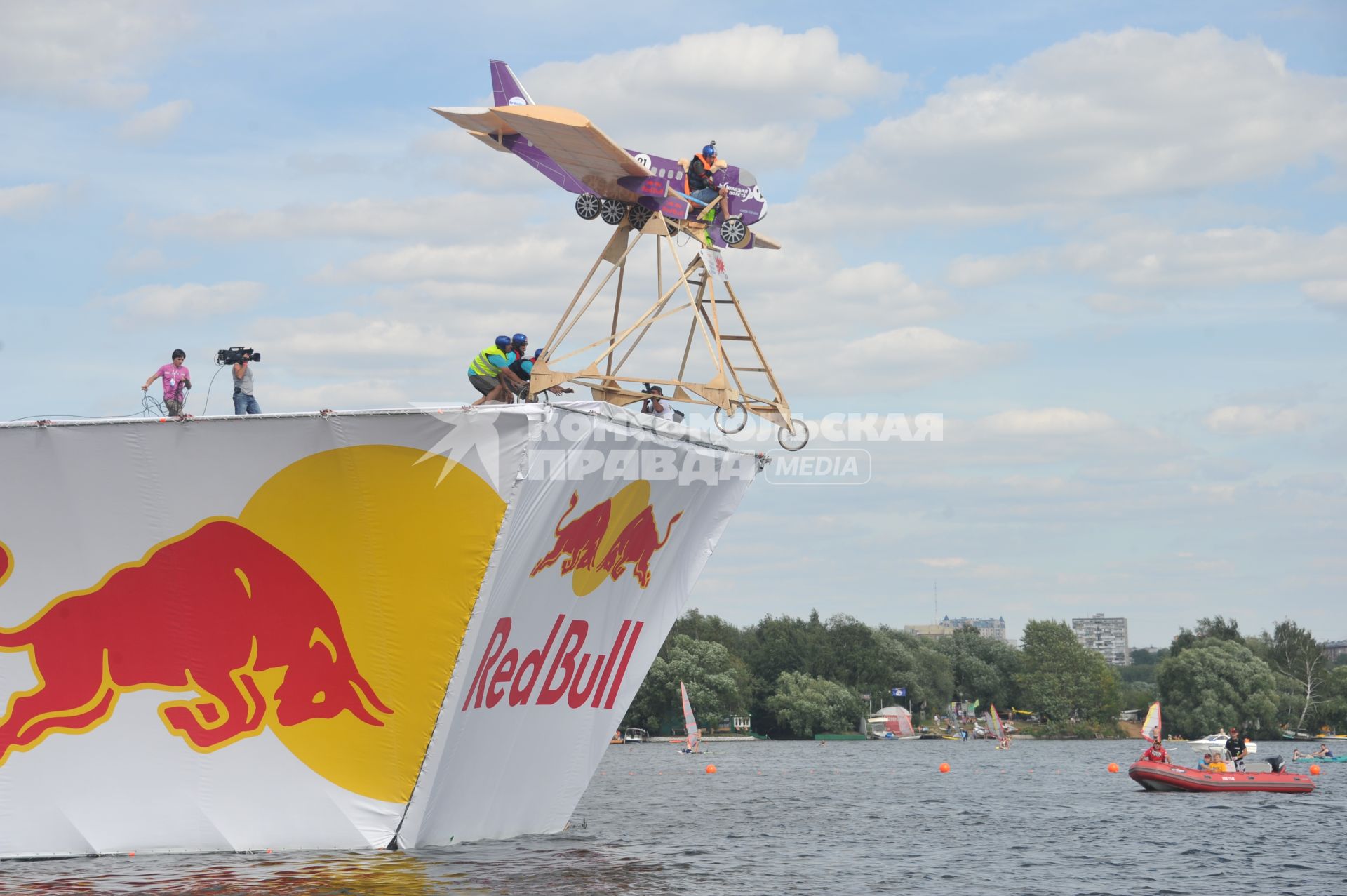 7 августа 2011 в Строгинской пойме Москвы-реки, состоялся Red Bull Flugtag, Парад самых разнообразных самодельных летательных аппаратов.