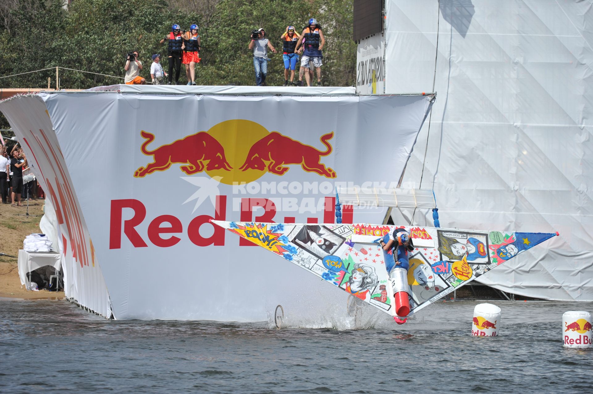 7 августа 2011 в Строгинской пойме Москвы-реки, состоялся Red Bull Flugtag, Парад самых разнообразных самодельных летательных аппаратов.