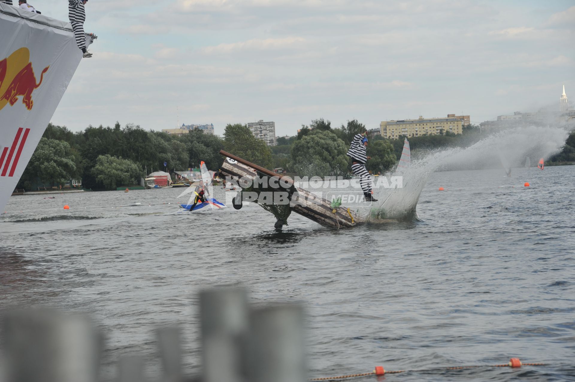 7 августа 2011 в Строгинской пойме Москвы-реки, состоялся Red Bull Flugtag, Парад самых разнообразных самодельных летательных аппаратов.