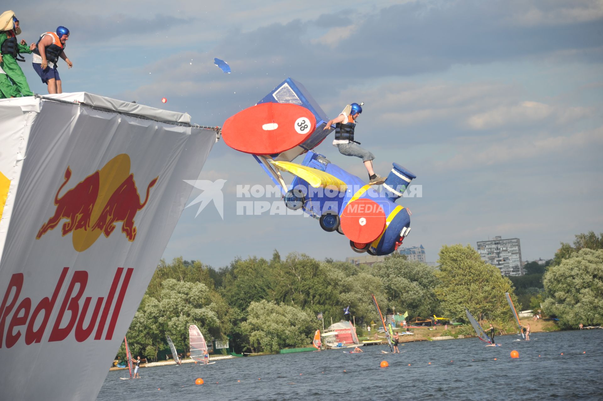 7 августа 2011 в Строгинской пойме Москвы-реки, состоялся Red Bull Flugtag, Парад самых разнообразных самодельных летательных аппаратов.