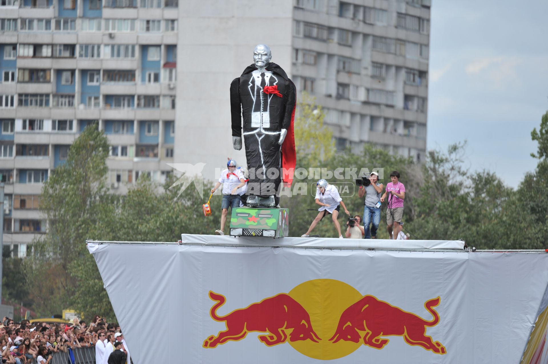 7 августа 2011 в Строгинской пойме Москвы-реки, состоялся Red Bull Flugtag, Парад самых разнообразных самодельных летательных аппаратов.