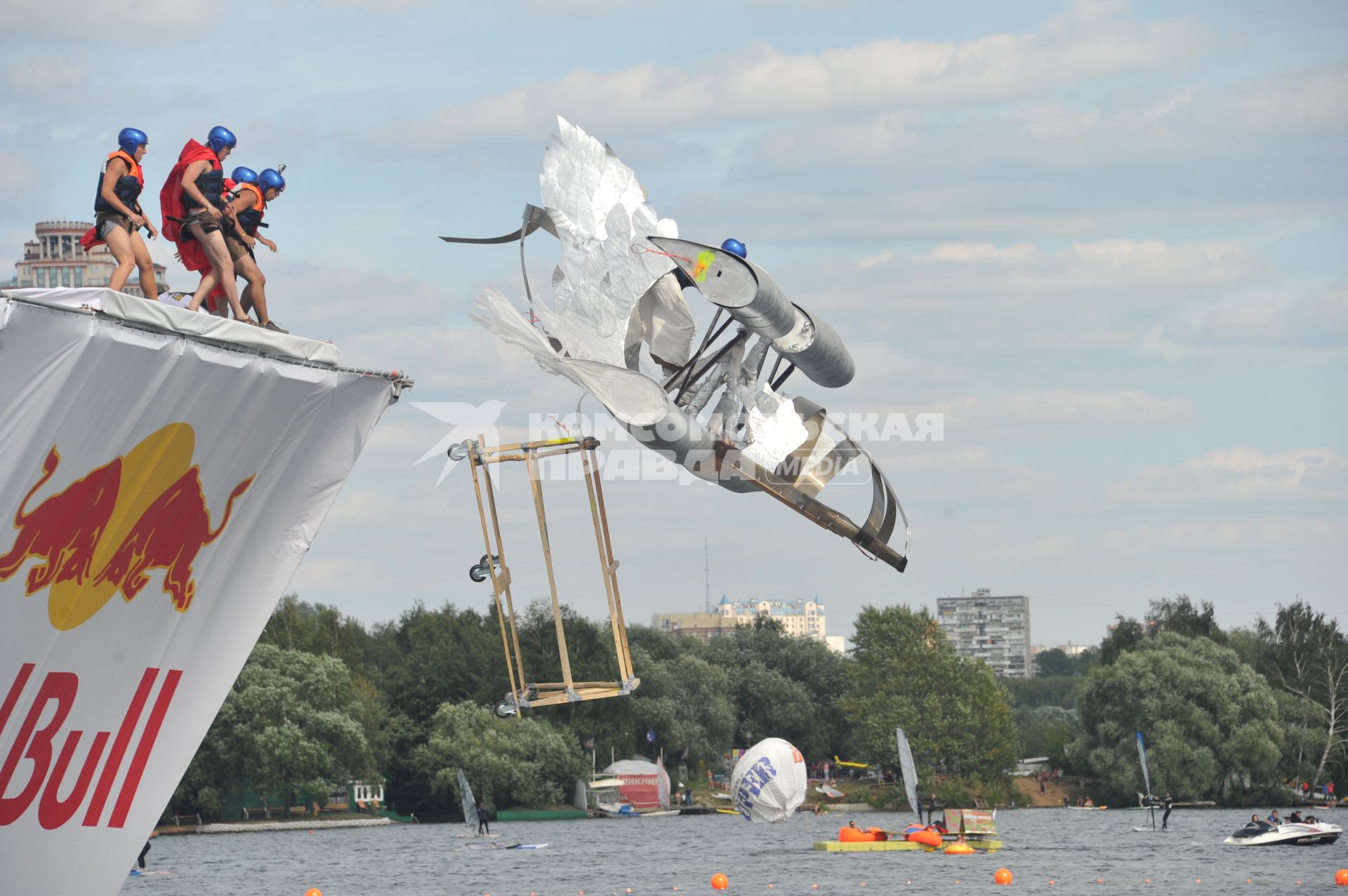 7 августа 2011 в Строгинской пойме Москвы-реки, состоялся Red Bull Flugtag, Парад самых разнообразных самодельных летательных аппаратов.