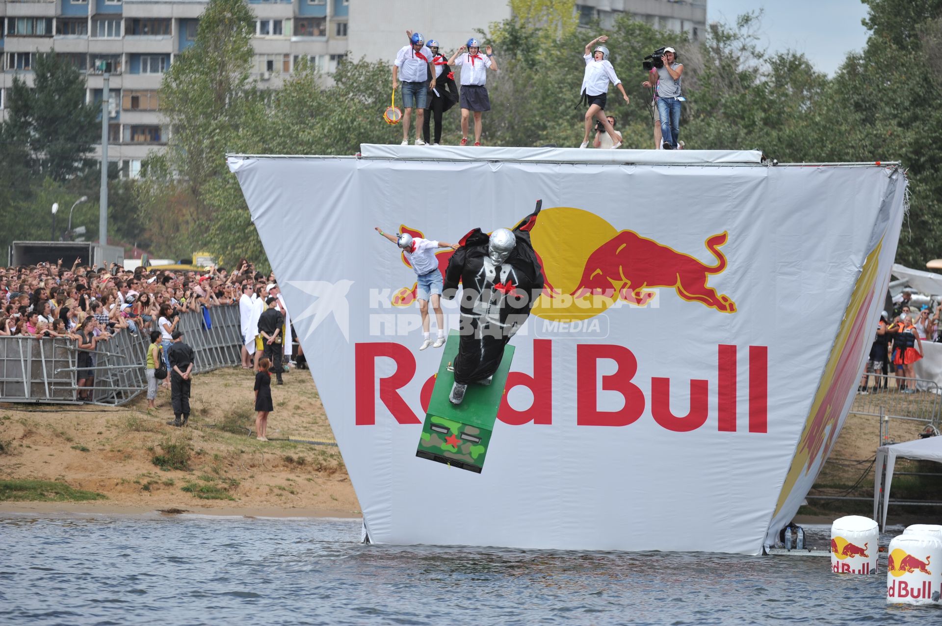 7 августа 2011 в Строгинской пойме Москвы-реки, состоялся Red Bull Flugtag, Парад самых разнообразных самодельных летательных аппаратов.