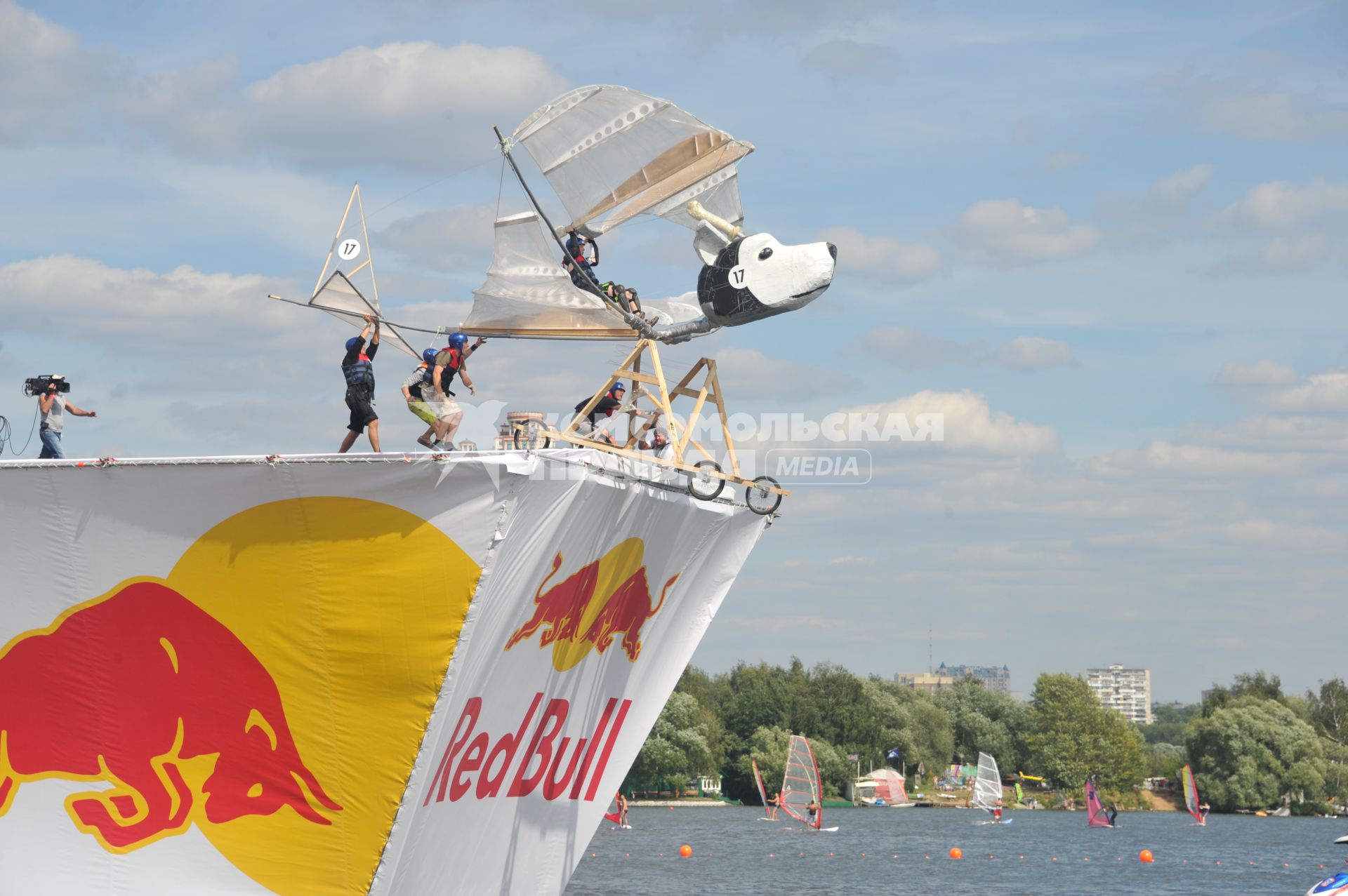 7 августа 2011 в Строгинской пойме Москвы-реки, состоялся Red Bull Flugtag, Парад самых разнообразных самодельных летательных аппаратов.