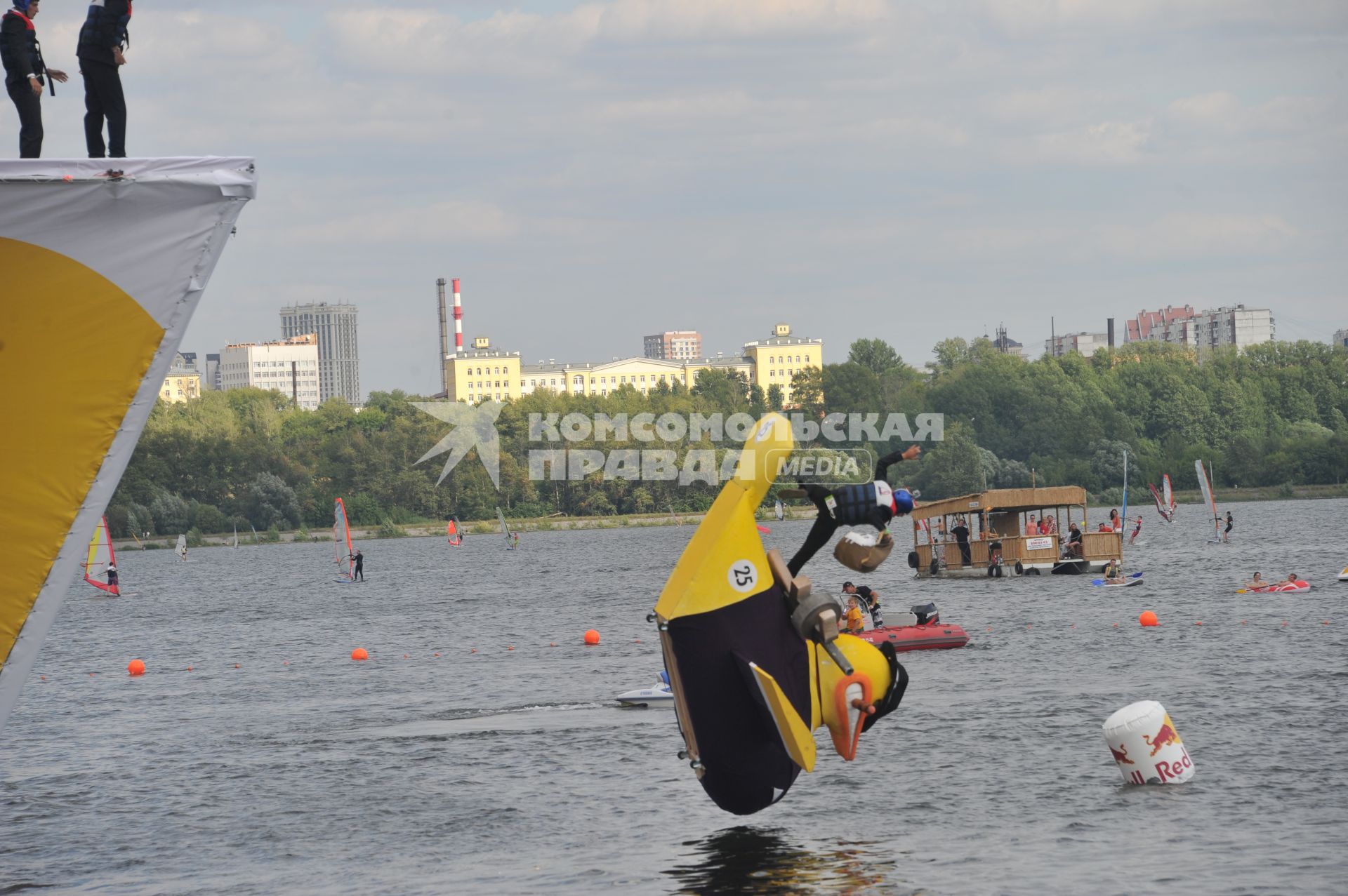 7 августа 2011 в Строгинской пойме Москвы-реки, состоялся Red Bull Flugtag, Парад самых разнообразных самодельных летательных аппаратов.