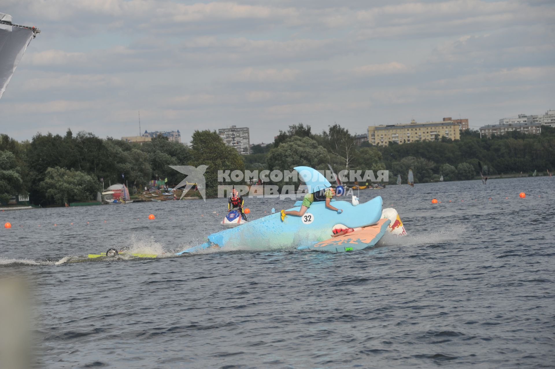 7 августа 2011 в Строгинской пойме Москвы-реки, состоялся Red Bull Flugtag, Парад самых разнообразных самодельных летательных аппаратов.