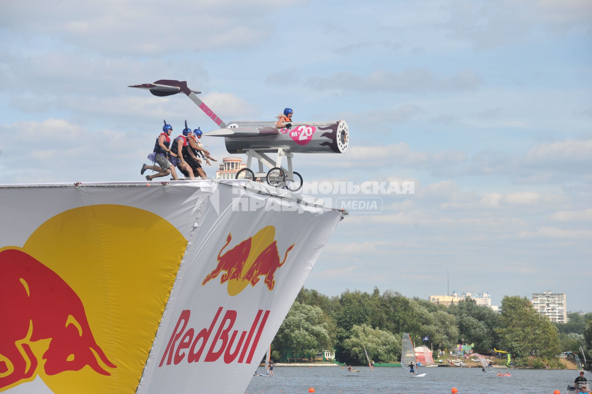 7 августа 2011 в Строгинской пойме Москвы-реки, состоялся Red Bull Flugtag, Парад самых разнообразных самодельных летательных аппаратов.