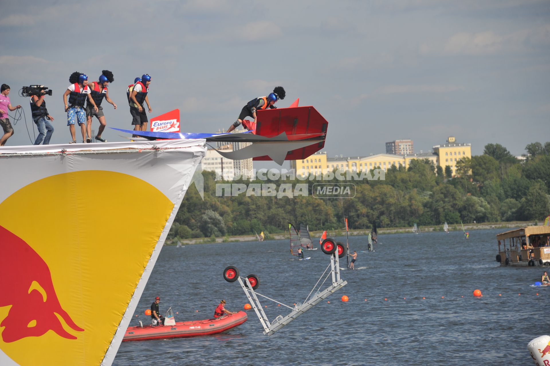 7 августа 2011 в Строгинской пойме Москвы-реки, состоялся Red Bull Flugtag, Парад самых разнообразных самодельных летательных аппаратов.