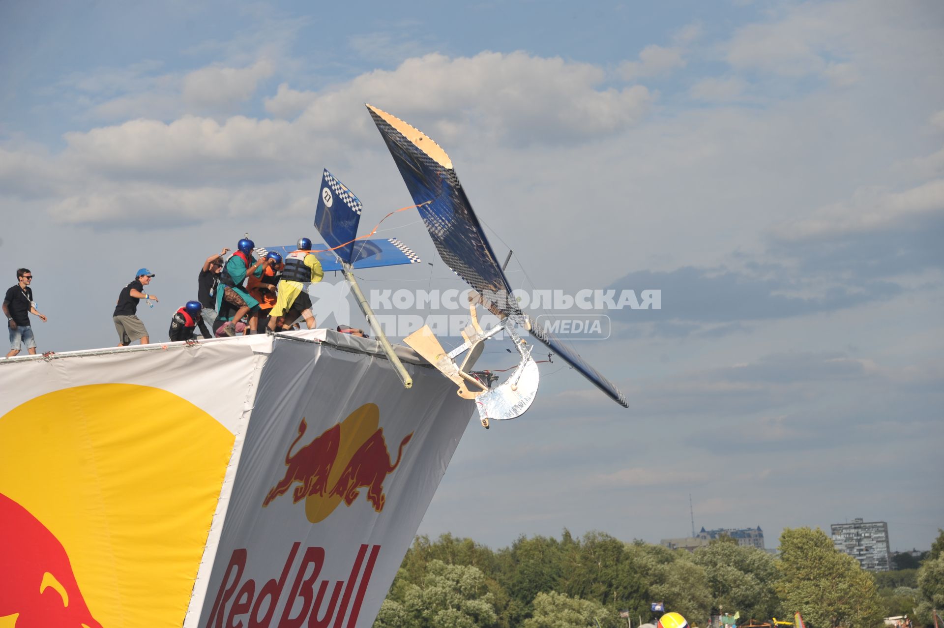 7 августа 2011 в Строгинской пойме Москвы-реки, состоялся Red Bull Flugtag, Парад самых разнообразных самодельных летательных аппаратов.