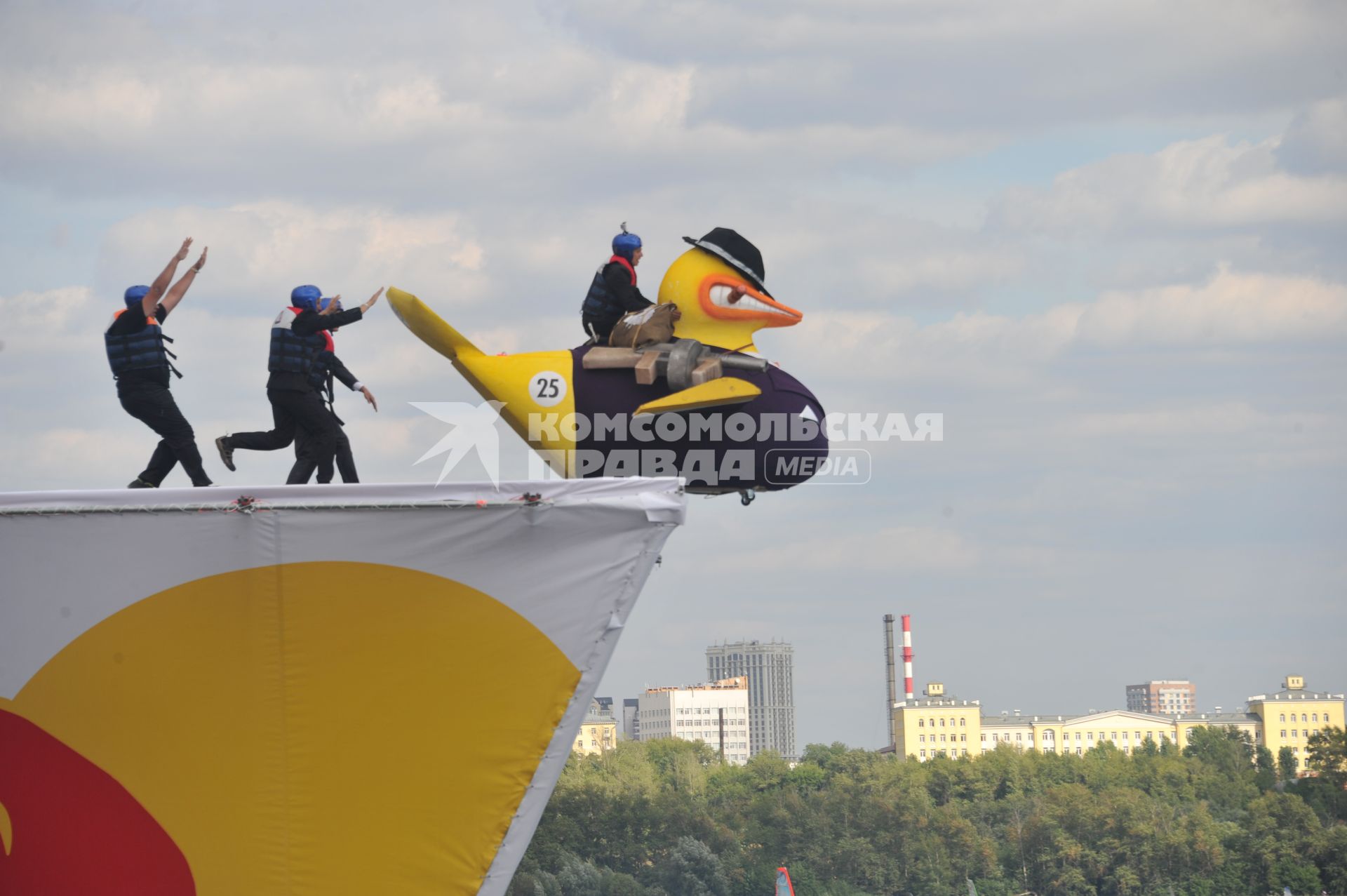 7 августа 2011 в Строгинской пойме Москвы-реки, состоялся Red Bull Flugtag, Парад самых разнообразных самодельных летательных аппаратов.