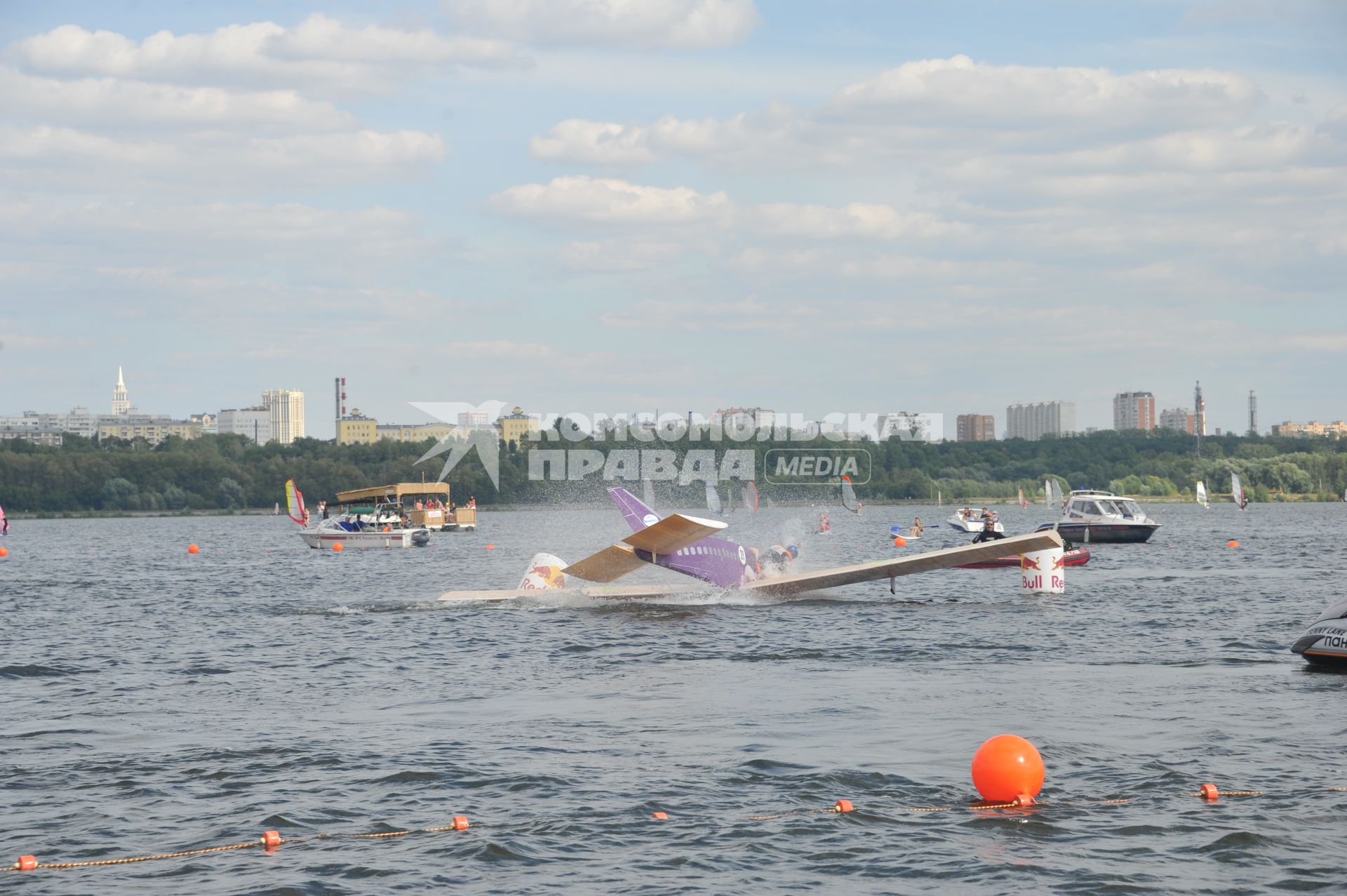 7 августа 2011 в Строгинской пойме Москвы-реки, состоялся Red Bull Flugtag, Парад самых разнообразных самодельных летательных аппаратов.