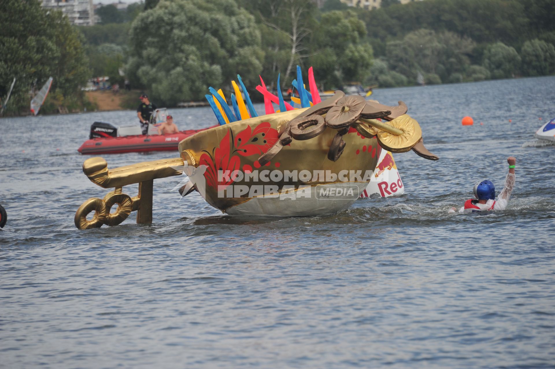 7 августа 2011 в Строгинской пойме Москвы-реки, состоялся Red Bull Flugtag, Парад самых разнообразных самодельных летательных аппаратов.