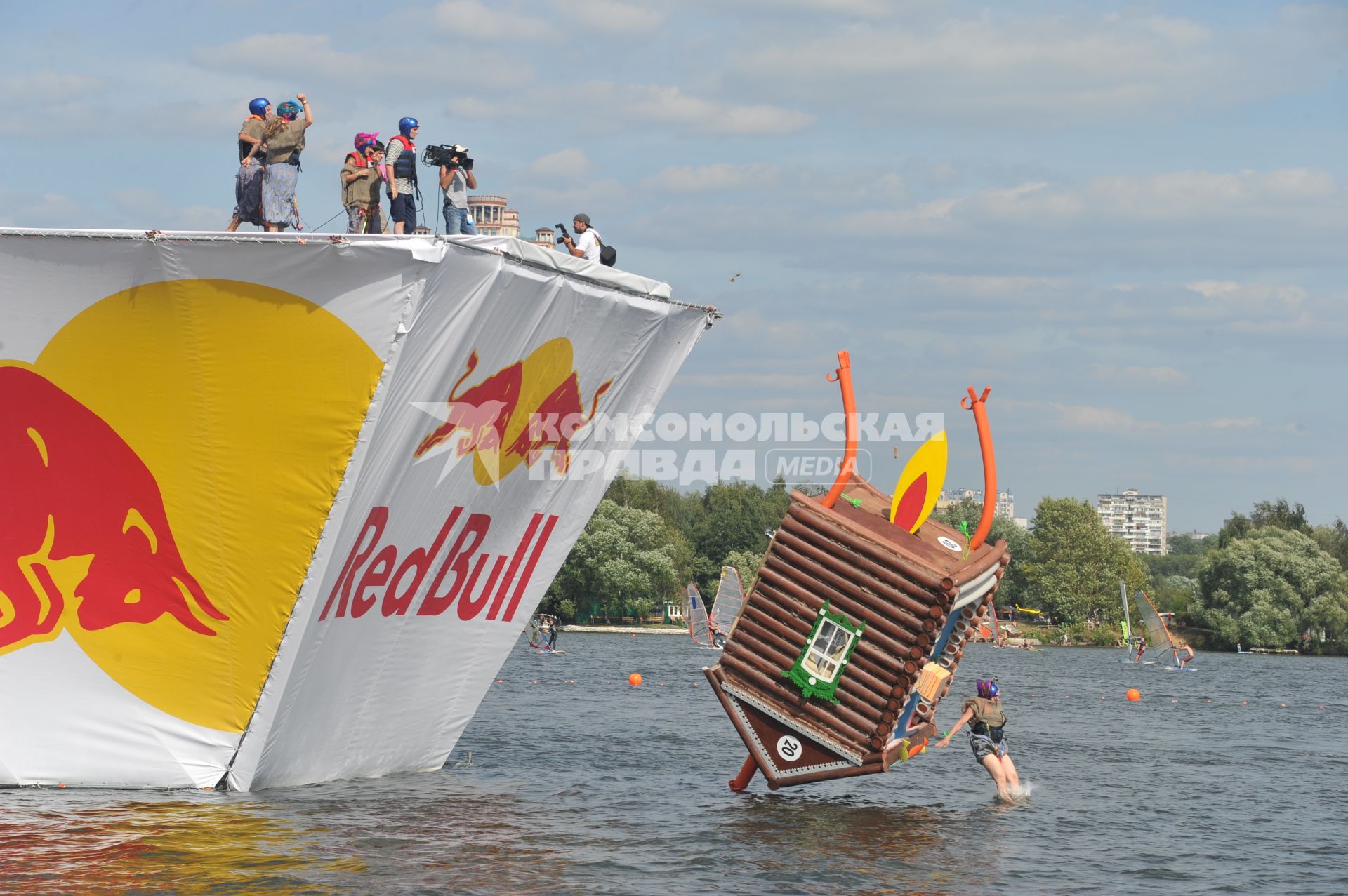 7 августа 2011 в Строгинской пойме Москвы-реки, состоялся Red Bull Flugtag, Парад самых разнообразных самодельных летательных аппаратов.