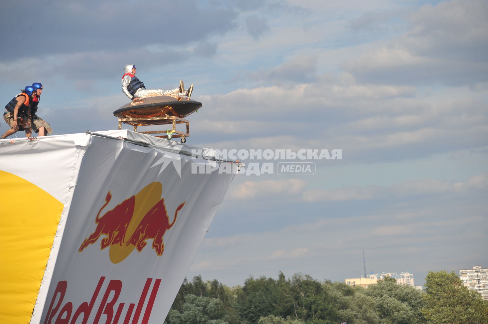 7 августа 2011 в Строгинской пойме Москвы-реки, состоялся Red Bull Flugtag, Парад самых разнообразных самодельных летательных аппаратов.