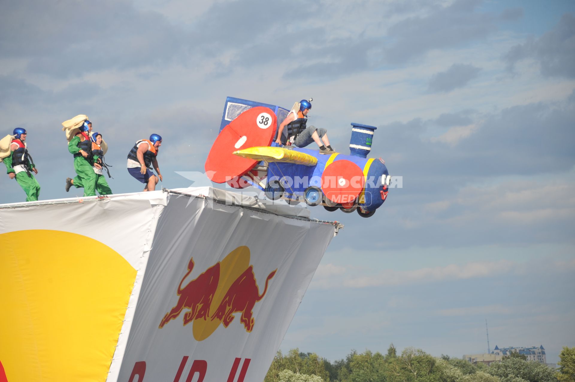 7 августа 2011 в Строгинской пойме Москвы-реки, состоялся Red Bull Flugtag, Парад самых разнообразных самодельных летательных аппаратов.