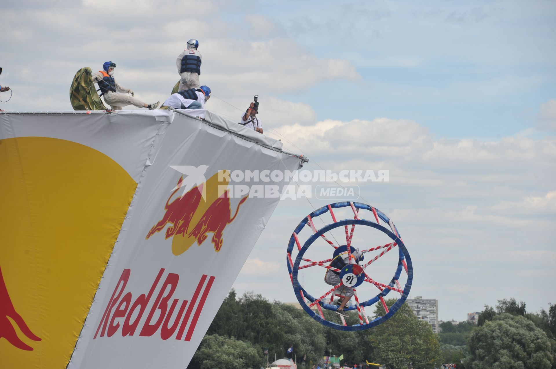 7 августа 2011 в Строгинской пойме Москвы-реки, состоялся Red Bull Flugtag, Парад самых разнообразных самодельных летательных аппаратов.