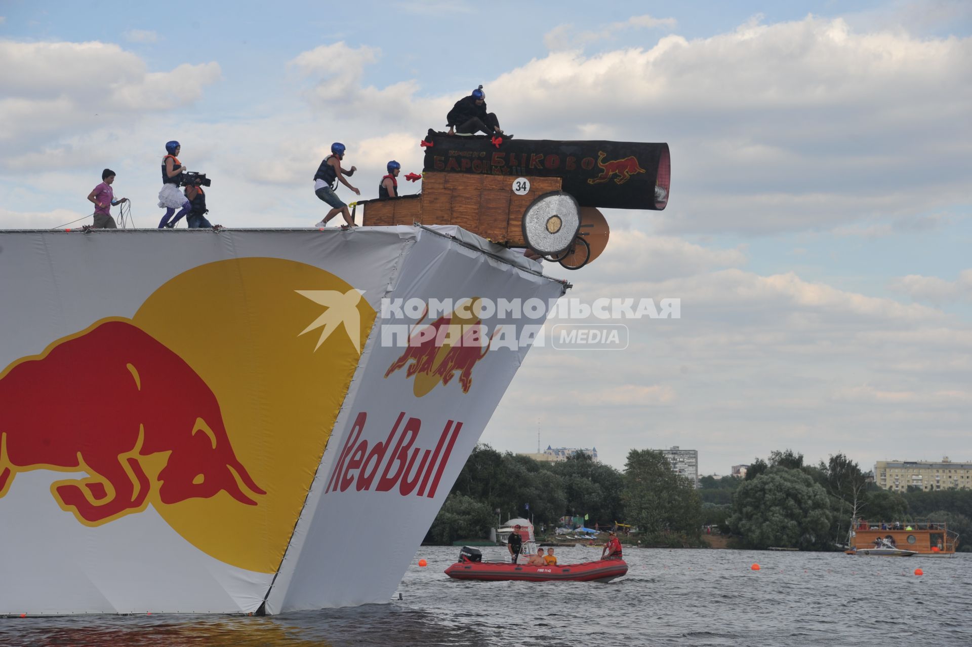 7 августа 2011 в Строгинской пойме Москвы-реки, состоялся Red Bull Flugtag, Парад самых разнообразных самодельных летательных аппаратов.