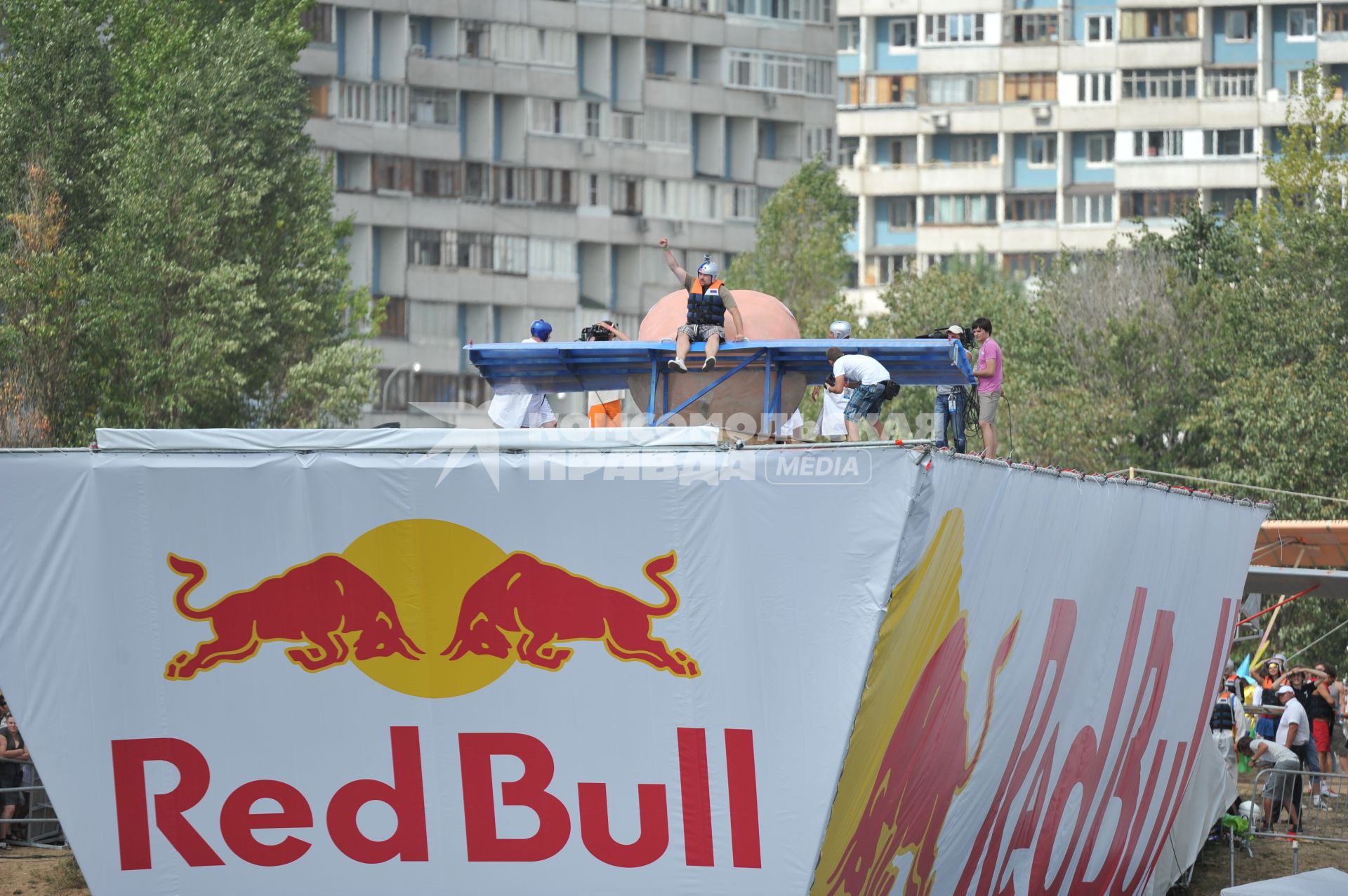 7 августа 2011 в Строгинской пойме Москвы-реки, состоялся Red Bull Flugtag, Парад самых разнообразных самодельных летательных аппаратов.