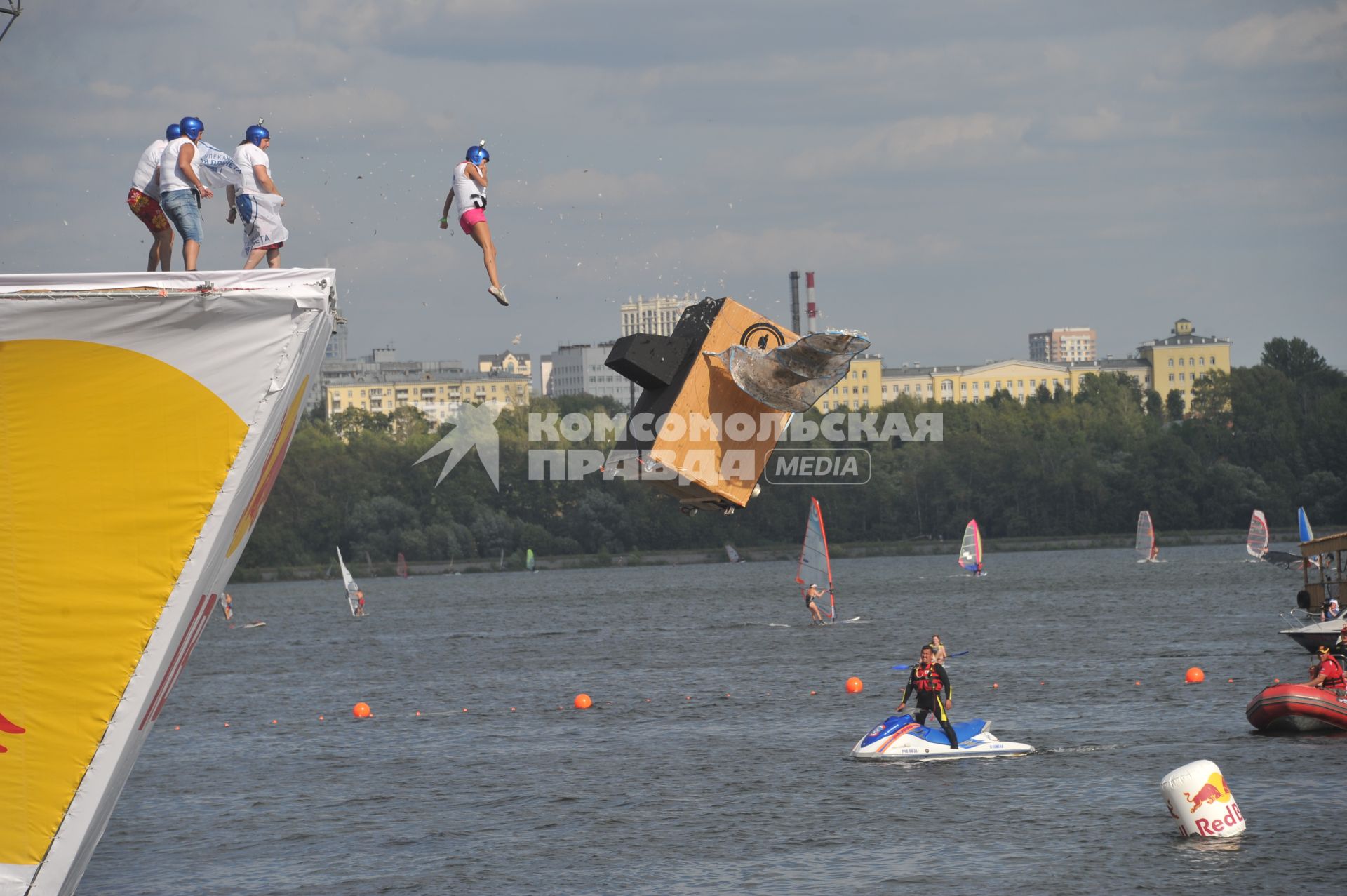 7 августа 2011 в Строгинской пойме Москвы-реки, состоялся Red Bull Flugtag, Парад самых разнообразных самодельных летательных аппаратов.