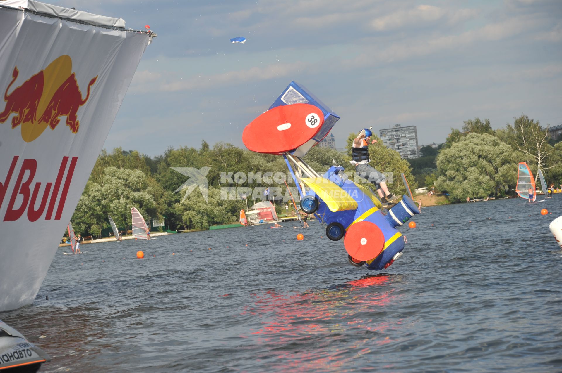 7 августа 2011 в Строгинской пойме Москвы-реки, состоялся Red Bull Flugtag, Парад самых разнообразных самодельных летательных аппаратов.