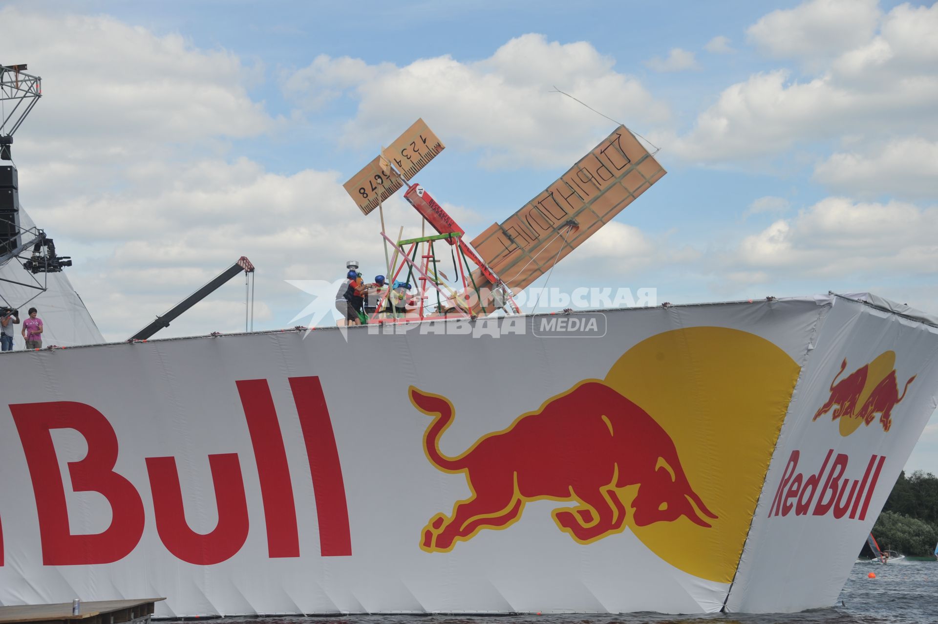 7 августа 2011 в Строгинской пойме Москвы-реки, состоялся Red Bull Flugtag, Парад самых разнообразных самодельных летательных аппаратов.