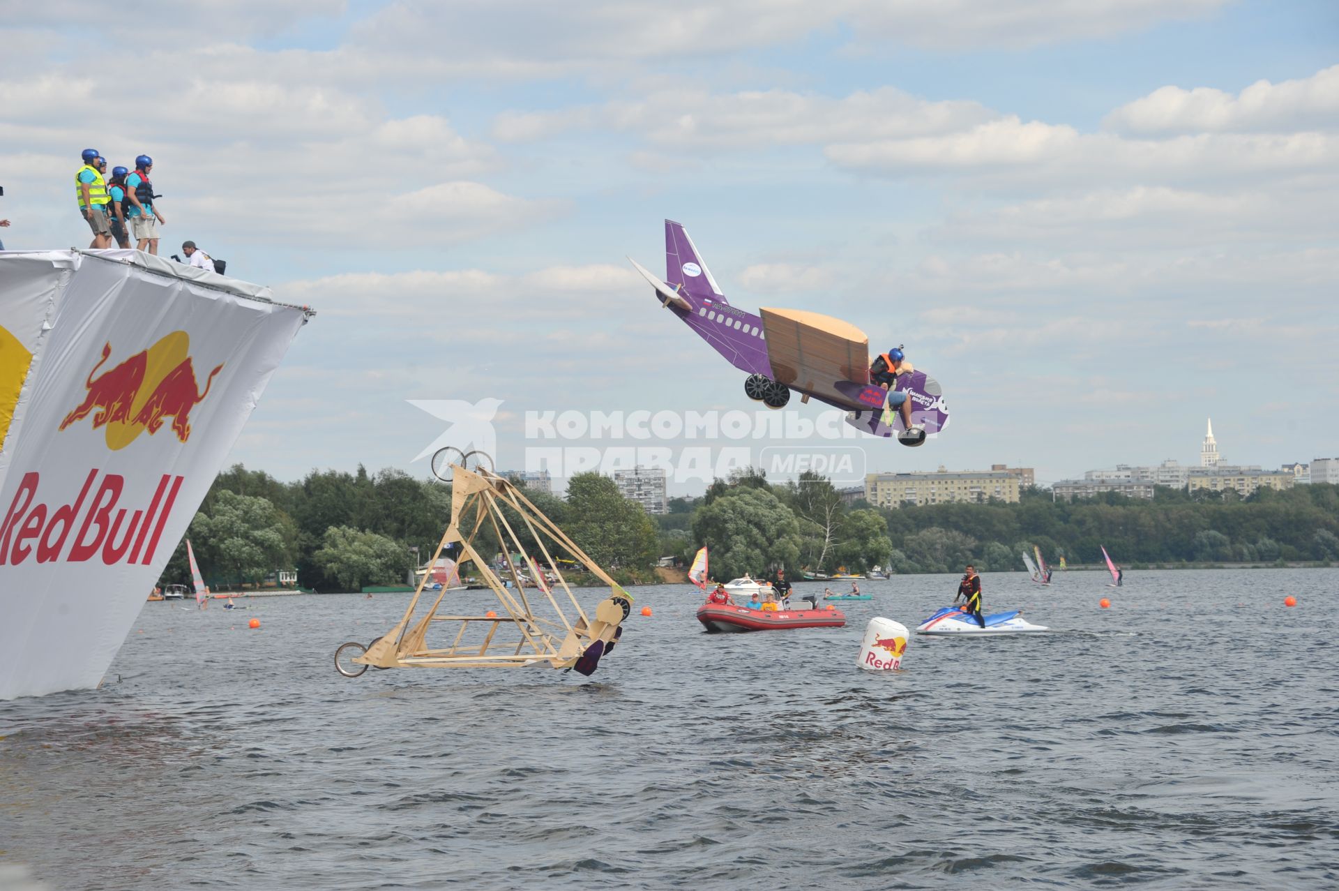 7 августа 2011 в Строгинской пойме Москвы-реки, состоялся Red Bull Flugtag, Парад самых разнообразных самодельных летательных аппаратов.