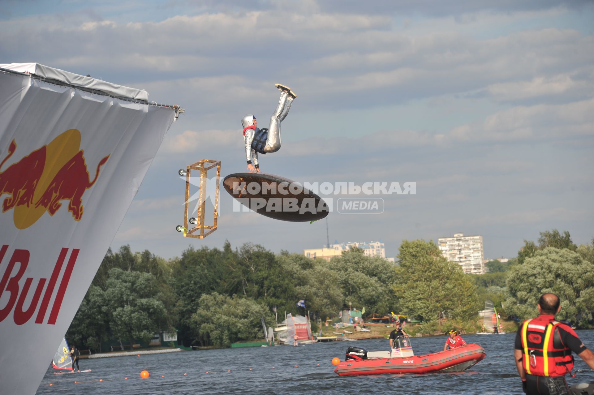 7 августа 2011 в Строгинской пойме Москвы-реки, состоялся Red Bull Flugtag, Парад самых разнообразных самодельных летательных аппаратов.